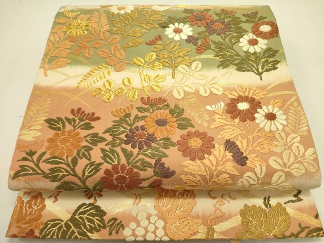 ■■■　サイズ　■■■ 長さ 432cm 幅 31cm程 ■■■　商品詳細　■■■ 【正絹】 状態は締めてはおりますが 特に目立ったシミ汚れなどもなく大変良い状態です。 大変上質な逸品になります。 お安く出品致しますので、是非この機会にいかがでしょうか？ ※2種類の太鼓を作ることができます。 ■■■　注意事項　■■■ ■モニター発色の具合により色合いが異なる場合がございます。 ■寸法は多少の誤差が生じる場合がございますのでご了承ください。 ■縫込みの長さが左右非対称の場合は短い部分を記載しております。 左右非対称であってもご返品・お値引き等の保証は出来かねますので、ご了承の上ご購入をお願い致します。 ■シミ等のチェックには注意を払っておりますが、見落としがある場合もございますし、個人の見解も様々ですので神経質な方のご購入はお控えください。 ■箪笥に入っておりました着物や帯なので畳みシワや匂いがあるものもございます。 ■お休みは基本的に土日祝となりますが、その他臨時でお休みする場合がございますのでご了承ください。 ■商品の発送は平日のみの発送となります。 ■夜間と土曜、日曜日はお問い合わせの回答が遅れる場合がございます。 ■当店では、お直し、紋入れ、お手入れ等は承っておりません。 ■生地の状態（ヤケ、経年劣化等）によってはサイズ直しが出来ない場合がございます。 その点もどうかご了承のうえ、ご購入をお願いいたします。 ■弊社で取り扱う商品は一点ものにつき、時期や在庫状況に応じて金額が変更となる場合がございます。 ■検針は行っておりません。予めご了承いただきますようお願いいたします。 ■【洗える着物】と記載のある商品におきましては、商品お届け後に洗濯を行ってしまってからのご返品にはご対応しかねます。 念の為、専門店でのお手入れをお願いいたします。 ■着物のサイズ目安は下記を参考ください↓ ＜女性着物＞　お端折り次第で＋5cm　−1cmが着用可能サイズ 　例）身丈170cmの場合、身長160cm〜175cm ＜男性着物＞　身丈＋約25cm〜27cm程が適応身長 　例）身丈155cmの場合、身長180〜182cm