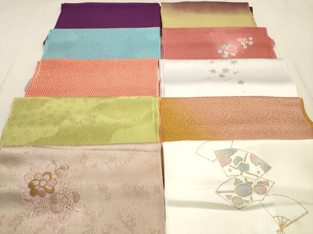 ■■■　商品詳細　■■■ 【正絹】 状態は特に目立ったシミ汚れなどもなく大変良い状態です。 大変上質な逸品になります。 お安く出品致しますので、是非この機会にいかがでしょうか？ ■■■　注意事項　■■■ ■モニター発色の具合により色合いが異なる場合がございます。 ■寸法は多少の誤差が生じる場合がございますのでご了承ください。 ■縫込みの長さが左右非対称の場合は短い部分を記載しております。 左右非対称であってもご返品・お値引き等の保証は出来かねますので、ご了承の上ご購入をお願い致します。 ■シミ等のチェックには注意を払っておりますが、見落としがある場合もございますし、個人の見解も様々ですので神経質な方のご購入はお控えください。 ■箪笥に入っておりました着物や帯なので畳みシワや匂いがあるものもございます。 ■お休みは基本的に土日祝となりますが、その他臨時でお休みする場合がございますのでご了承ください。 ■商品の発送は平日のみの発送となります。 ■夜間と土曜、日曜日はお問い合わせの回答が遅れる場合がございます。 ■当店では、お直し、紋入れ、お手入れ等は承っておりません。 ■生地の状態（ヤケ、経年劣化等）によってはサイズ直しが出来ない場合がございます。 その点もどうかご了承のうえ、ご購入をお願いいたします。 ■弊社で取り扱う商品は一点ものにつき、時期や在庫状況に応じて金額が変更となる場合がございます。 ■検針は行っておりません。予めご了承いただきますようお願いいたします。 ■【洗える着物】と記載のある商品におきましては、商品お届け後に洗濯を行ってしまってからのご返品にはご対応しかねます。 念の為、専門店でのお手入れをお願いいたします。 ■着物のサイズ目安は下記を参考ください↓ ＜女性着物＞　お端折り次第で＋5cm　−1cmが着用可能サイズ 　例）身丈170cmの場合、身長160cm〜175cm ＜男性着物＞　身丈＋約25cm〜27cm程が適応身長 　例）身丈155cmの場合、身長180〜182cm