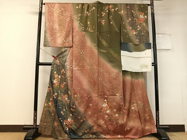 ■■■　サイズ　■■■ 身丈 166cm（肩から） 裄丈 68cm 袖丈 57.5cm　縫込み 4cm 袖幅 35cm 前幅 23.5cm 後幅 30.5cm 着物縫いこみ 内揚げ 4cm 裄 お袖側 約1cm　身頃側 約1cm ■■■　商品詳細　■■■ 【正絹】 状態は特に目立ったシミ汚れなどもなく大変良い状態です。 大変上質な逸品になります。 お安く出品致しますので、是非この機会にいかがでしょうか？ ※下前おくみに為書きがございます。 ■■■　注意事項　■■■ ■モニター発色の具合により色合いが異なる場合がございます。 ■寸法は多少の誤差が生じる場合がございますのでご了承ください。 ■縫込みの長さが左右非対称の場合は短い部分を記載しております。 左右非対称であってもご返品・お値引き等の保証は出来かねますので、ご了承の上ご購入をお願い致します。 ■シミ等のチェックには注意を払っておりますが、見落としがある場合もございますし、個人の見解も様々ですので神経質な方のご購入はお控えください。 ■箪笥に入っておりました着物や帯なので畳みシワや匂いがあるものもございます。 ■お休みは基本的に土日祝となりますが、その他臨時でお休みする場合がございますのでご了承ください。 ■商品の発送は平日のみの発送となります。 ■夜間と土曜、日曜日はお問い合わせの回答が遅れる場合がございます。 ■当店では、お直し、紋入れ、お手入れ等は承っておりません。 ■生地の状態（ヤケ、経年劣化等）によってはサイズ直しが出来ない場合がございます。 その点もどうかご了承のうえ、ご購入をお願いいたします。 ■弊社で取り扱う商品は一点ものにつき、時期や在庫状況に応じて金額が変更となる場合がございます。 ■検針は行っておりません。予めご了承いただきますようお願いいたします。 ■【洗える着物】と記載のある商品におきましては、商品お届け後に洗濯を行ってしまってからのご返品にはご対応しかねます。 念の為、専門店でのお手入れをお願いいたします。 ■着物のサイズ目安は下記を参考ください↓ ＜女性着物＞　お端折り次第で＋5cm　−1cmが着用可能サイズ 　例）身丈170cmの場合、身長160cm〜175cm ＜男性着物＞　身丈＋約25cm〜27cm程が適応身長 　例）身丈155cmの場合、身長180〜182cm