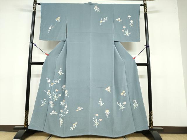 ■■■　サイズ　■■■ 身丈 160cm（肩から） 裄丈 62.5cm 袖丈 51.5cm　縫込み 4cm 袖幅 32.5cm 前幅 25cm 後幅 29cm 着物縫いこみ 内揚げ 4cm 裄 お袖側 約2cm　身頃側 約4cm ■■■　商品詳細　■■■ 【正絹・未使用】 状態は特に目立ったシミ汚れなどもなく大変良い状態です。 大変上質な逸品になります。 お安く出品致しますので、是非この機会にいかがでしょうか？ ■■■　注意事項　■■■ ■モニター発色の具合により色合いが異なる場合がございます。 ■寸法は多少の誤差が生じる場合がございますのでご了承ください。 ■縫込みの長さが左右非対称の場合は短い部分を記載しております。 左右非対称であってもご返品・お値引き等の保証は出来かねますので、ご了承の上ご購入をお願い致します。 ■シミ等のチェックには注意を払っておりますが、見落としがある場合もございますし、個人の見解も様々ですので神経質な方のご購入はお控えください。 ■箪笥に入っておりました着物や帯なので畳みシワや匂いがあるものもございます。 ■お休みは基本的に土日祝となりますが、その他臨時でお休みする場合がございますのでご了承ください。 ■商品の発送は平日のみの発送となります。 ■夜間と土曜、日曜日はお問い合わせの回答が遅れる場合がございます。 ■当店では、お直し、紋入れ、お手入れ等は承っておりません。 ■生地の状態（ヤケ、経年劣化等）によってはサイズ直しが出来ない場合がございます。 その点もどうかご了承のうえ、ご購入をお願いいたします。 ■弊社で取り扱う商品は一点ものにつき、時期や在庫状況に応じて金額が変更となる場合がございます。 ■検針は行っておりません。予めご了承いただきますようお願いいたします。 ■【洗える着物】と記載のある商品におきましては、商品お届け後に洗濯を行ってしまってからのご返品にはご対応しかねます。 念の為、専門店でのお手入れをお願いいたします。 ■着物のサイズ目安は下記を参考ください↓ ＜女性着物＞　お端折り次第で＋5cm　−1cmが着用可能サイズ 　例）身丈170cmの場合、身長160cm〜175cm ＜男性着物＞　身丈＋約25cm〜27cm程が適応身長 　例）身丈155cmの場合、身長180〜182cm