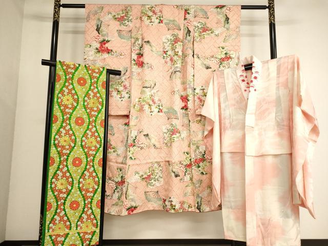 ■■■　サイズ　■■■ 【祝着】 身丈 132cm（肩から） 裄丈 49.5cm（肩上げ　0cm） 袖丈 73.5cm　縫込み 3cm 袖幅 29.5cm 前幅 21cm 後幅 26.5cm 着物縫いこみ 内揚げ 16cm （腰上げ　0cm） 裄 お袖側 約5.5cm　身頃側 約4.5cm 【長襦袢】 身丈 94.5cm（肩から） 裄丈 48cm（肩上げ　0cm） 袖丈 72.5cm　縫込み 4cm 袖幅 28.5cm 前幅 24cm 後幅 26.5cm 着物縫いこみ 内揚げ 0cm （腰上げ　12cm） 裄 お袖側 約4.5cm　身頃側 約3cm 【帯】 長さ396cm　幅 25cm程 ■■■　商品詳細　■■■ 着物【正絹】の状態は接写画像のように右袖後に汚れがございますが その他特に目立ったシミ汚れなどもなく大変良い状態です。 長襦袢【正絹】】の状態は接写画像のように後身頃・右袖前・下前に汚れがございますが その他特に目立ったシミ汚れなどもなく大変良い状態です。 袋帯【正絹・芯なし】の状態は締めてはおりますが 特に目立ったシミ汚れなどもなく大変良い状態です。 大変上質な逸品になります。 お安く出品致しますので、是非この機会にいかがでしょうか？ ■■■　注意事項　■■■ ■モニター発色の具合により色合いが異なる場合がございます。 ■寸法は多少の誤差が生じる場合がございますのでご了承ください。 ■縫込みの長さが左右非対称の場合は短い部分を記載しております。 左右非対称であってもご返品・お値引き等の保証は出来かねますので、ご了承の上ご購入をお願い致します。 ■シミ等のチェックには注意を払っておりますが、見落としがある場合もございますし、個人の見解も様々ですので神経質な方のご購入はお控えください。 ■箪笥に入っておりました着物や帯なので畳みシワや匂いがあるものもございます。 ■お休みは基本的に土日祝となりますが、その他臨時でお休みする場合がございますのでご了承ください。 ■商品の発送は平日のみの発送となります。 ■夜間と土曜、日曜日はお問い合わせの回答が遅れる場合がございます。 ■当店では、お直し、紋入れ、お手入れ等は承っておりません。 ■生地の状態（ヤケ、経年劣化等）によってはサイズ直しが出来ない場合がございます。 その点もどうかご了承のうえ、ご購入をお願いいたします。 ■弊社で取り扱う商品は一点ものにつき、時期や在庫状況に応じて金額が変更となる場合がございます。 ■検針は行っておりません。予めご了承いただきますようお願いいたします。 ■【洗える着物】と記載のある商品におきましては、商品お届け後に洗濯を行ってしまってからのご返品にはご対応しかねます。 念の為、専門店でのお手入れをお願いいたします。 ■着物のサイズ目安は下記を参考ください↓ ＜女性着物＞　お端折り次第で＋5cm　−1cmが着用可能サイズ 　例）身丈170cmの場合、身長160cm〜175cm ＜男性着物＞　身丈＋約25cm〜27cm程が適応身長 　例）身丈155cmの場合、身長180〜182cm