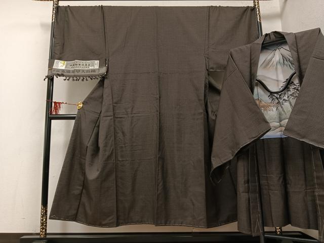 ■■■　サイズ　■■■ 【着物】 身丈 145cm（肩から） 裄丈 73.5cm 袖丈 49cm　縫込み 2.5cm 袖幅 37.5cm 前幅 26cm 後幅 31.5cm 着物縫いこみ 内揚げ 1cm 裄 お袖側 約1cm　身頃側 約1cm 【羽織】 身丈 91.5cm（肩から） 裄丈 75cm 袖丈 51cm　縫込み 1cm 袖幅 38.5cm 前幅 21cm 後幅 31.5cm 裄 お袖側 約1cm　身頃側 約1cm ■■■　商品詳細　■■■ 【正絹・未使用】 状態は特に目立ったシミ汚れなどもなく大変良い状態です。 大変上質な逸品になります。 お安く出品致しますので、是非この機会にいかがでしょうか？ ■■■　注意事項　■■■ ■モニター発色の具合により色合いが異なる場合がございます。 ■寸法は多少の誤差が生じる場合がございますのでご了承ください。 ■縫込みの長さが左右非対称の場合は短い部分を記載しております。 左右非対称であってもご返品・お値引き等の保証は出来かねますので、ご了承の上ご購入をお願い致します。 ■シミ等のチェックには注意を払っておりますが、見落としがある場合もございますし、個人の見解も様々ですので神経質な方のご購入はお控えください。 ■箪笥に入っておりました着物や帯なので畳みシワや匂いがあるものもございます。 ■お休みは基本的に土日祝となりますが、その他臨時でお休みする場合がございますのでご了承ください。 ■商品の発送は平日のみの発送となります。 ■夜間と土曜、日曜日はお問い合わせの回答が遅れる場合がございます。 ■当店では、お直し、紋入れ、お手入れ等は承っておりません。 ■生地の状態（ヤケ、経年劣化等）によってはサイズ直しが出来ない場合がございます。 その点もどうかご了承のうえ、ご購入をお願いいたします。 ■弊社で取り扱う商品は一点ものにつき、時期や在庫状況に応じて金額が変更となる場合がございます。 ■検針は行っておりません。予めご了承いただきますようお願いいたします。 ■【洗える着物】と記載のある商品におきましては、商品お届け後に洗濯を行ってしまってからのご返品にはご対応しかねます。 念の為、専門店でのお手入れをお願いいたします。 ■着物のサイズ目安は下記を参考ください↓ ＜女性着物＞　お端折り次第で＋5cm　−1cmが着用可能サイズ 　例）身丈170cmの場合、身長160cm〜175cm ＜男性着物＞　身丈＋約25cm〜27cm程が適応身長 　例）身丈155cmの場合、身長180〜182cm