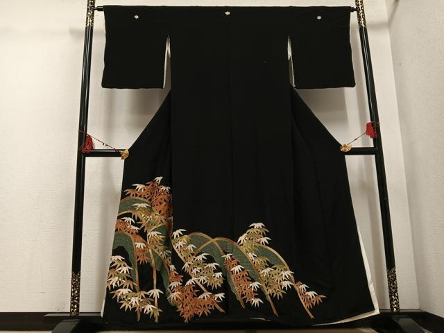 ■■■　サイズ　■■■ 身丈 151cm（肩から） 裄丈 63.5cm 袖丈 45.5cm　縫込み 3cm 袖幅 31cm 前幅 23cm 後幅 29cm 着物縫いこみ 内揚げ 1cm 裄 お袖側 約0cm　身頃側 約0cm ■■■　商品詳細　■■■ 【正絹・五つ紋・比翼仕立て】 状態は画像を添付しておりますので、そちらをご確認下さいますよう宜しくお願い致します。 大変上質な逸品になります。 お安く出品致しますので、是非この機会にいかがでしょうか？ ■■■　注意事項　■■■ ■モニター発色の具合により色合いが異なる場合がございます。 ■寸法は多少の誤差が生じる場合がございますのでご了承ください。 ■縫込みの長さが左右非対称の場合は短い部分を記載しております。 左右非対称であってもご返品・お値引き等の保証は出来かねますので、ご了承の上ご購入をお願い致します。 ■シミ等のチェックには注意を払っておりますが、見落としがある場合もございますし、個人の見解も様々ですので神経質な方のご購入はお控えください。 ■箪笥に入っておりました着物や帯なので畳みシワや匂いがあるものもございます。 ■お休みは基本的に土日祝となりますが、その他臨時でお休みする場合がございますのでご了承ください。 ■商品の発送は平日のみの発送となります。 ■夜間と土曜、日曜日はお問い合わせの回答が遅れる場合がございます。 ■当店では、お直し、紋入れ、お手入れ等は承っておりません。 ■生地の状態（ヤケ、経年劣化等）によってはサイズ直しが出来ない場合がございます。 その点もどうかご了承のうえ、ご購入をお願いいたします。 ■弊社で取り扱う商品は一点ものにつき、時期や在庫状況に応じて金額が変更となる場合がございます。 ■検針は行っておりません。予めご了承いただきますようお願いいたします。 ■【洗える着物】と記載のある商品におきましては、商品お届け後に洗濯を行ってしまってからのご返品にはご対応しかねます。 念の為、専門店でのお手入れをお願いいたします。 ■着物のサイズ目安は下記を参考ください↓ ＜女性着物＞　お端折り次第で＋5cm　−1cmが着用可能サイズ 　例）身丈170cmの場合、身長160cm〜175cm ＜男性着物＞　身丈＋約25cm〜27cm程が適応身長 　例）身丈155cmの場合、身長180〜182cm