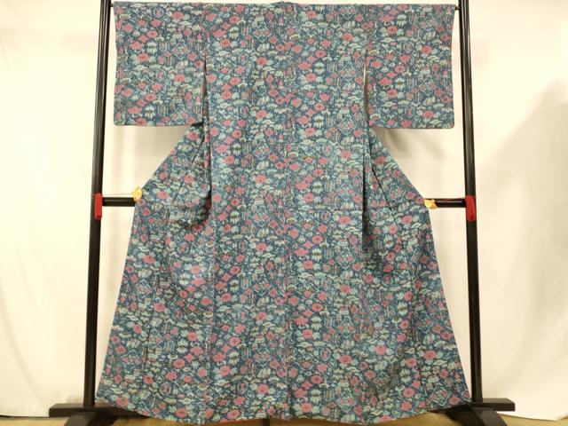 ■■■　サイズ　■■■ 身丈 156cm（肩から） 裄丈 66cm 袖丈 50.5cm　縫込み 6cm 袖幅 33.5cm 前幅 25.5cm 後幅 31cm 着物縫いこみ 内揚げ 2cm 裄 お袖側 約1.5cm　身頃側 約2cm ■■■　商品詳細　■■■ 【正絹】 状態は画像を添付しておりますので、そちらをご確認下さいますよう宜しくお願い致します。 大変上質な逸品になります。 お安く出品致しますので、是非この機会にいかがでしょうか？ ■■■　注意事項　■■■ ■モニター発色の具合により色合いが異なる場合がございます。 ■寸法は多少の誤差が生じる場合がございますのでご了承ください。 ■縫込みの長さが左右非対称の場合は短い部分を記載しております。 左右非対称であってもご返品・お値引き等の保証は出来かねますので、ご了承の上ご購入をお願い致します。 ■シミ等のチェックには注意を払っておりますが、見落としがある場合もございますし、個人の見解も様々ですので神経質な方のご購入はお控えください。 ■箪笥に入っておりました着物や帯なので畳みシワや匂いがあるものもございます。 ■お休みは基本的に土日祝となりますが、その他臨時でお休みする場合がございますのでご了承ください。 ■商品の発送は平日のみの発送となります。 ■夜間と土曜、日曜日はお問い合わせの回答が遅れる場合がございます。 ■当店では、お直し、紋入れ、お手入れ等は承っておりません。 ■生地の状態（ヤケ、経年劣化等）によってはサイズ直しが出来ない場合がございます。 その点もどうかご了承のうえ、ご購入をお願いいたします。 ■弊社で取り扱う商品は一点ものにつき、時期や在庫状況に応じて金額が変更となる場合がございます。 ■検針は行っておりません。予めご了承いただきますようお願いいたします。 ■【洗える着物】と記載のある商品におきましては、商品お届け後に洗濯を行ってしまってからのご返品にはご対応しかねます。 念の為、専門店でのお手入れをお願いいたします。 ■着物のサイズ目安は下記を参考ください↓ ＜女性着物＞　お端折り次第で＋5cm　−1cmが着用可能サイズ 　例）身丈170cmの場合、身長160cm〜175cm ＜男性着物＞　身丈＋約25cm〜27cm程が適応身長 　例）身丈155cmの場合、身長180〜182cm