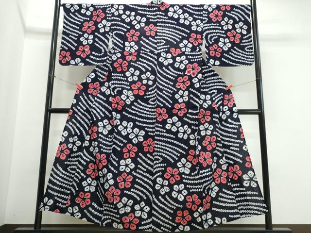 ■■■　サイズ　■■■ 身丈 152.5cm（肩から） 裄丈 68.5cm 袖丈 47.5cm　縫込み 3.5cm 袖幅 35.5cm 前幅 24cm 後幅 31.5cm 着物縫いこみ 内揚げ 0cm 裄 お袖側 約1.5cm　身頃側 約1cm ■■■　商品詳細　■■■ 【綿】 状態は特に目立ったシミ汚れなどもなく大変良い状態です。 人気の高い“有松鳴海絞り”の浴衣でございます。 “鳴海絞り”ならではの表情を生み出す立体感と 淡いぼかしで息を吹き込まれ、 今にも動き出しそうな迫力を放っております。 夏祭りや花火大会、これから増えるイベントに連れ立って、 より夏をお楽しみ下さいませ。 大変上質な逸品になります。 お安く出品致しますので、是非この機会にいかがでしょうか？ ■■■　注意事項　■■■ ■モニター発色の具合により色合いが異なる場合がございます。 ■寸法は多少の誤差が生じる場合がございますのでご了承ください。 ■縫込みの長さが左右非対称の場合は短い部分を記載しております。 左右非対称であってもご返品・お値引き等の保証は出来かねますので、ご了承の上ご購入をお願い致します。 ■シミ等のチェックには注意を払っておりますが、見落としがある場合もございますし、個人の見解も様々ですので神経質な方のご購入はお控えください。 ■箪笥に入っておりました着物や帯なので畳みシワや匂いがあるものもございます。 ■お休みは基本的に土日祝となりますが、その他臨時でお休みする場合がございますのでご了承ください。 ■商品の発送は平日のみの発送となります。 ■夜間と土曜、日曜日はお問い合わせの回答が遅れる場合がございます。 ■当店では、お直し、紋入れ、お手入れ等は承っておりません。 ■生地の状態（ヤケ、経年劣化等）によってはサイズ直しが出来ない場合がございます。 その点もどうかご了承のうえ、ご購入をお願いいたします。 ■弊社で取り扱う商品は一点ものにつき、時期や在庫状況に応じて金額が変更となる場合がございます。 ■検針は行っておりません。予めご了承いただきますようお願いいたします。 ■【洗える着物】と記載のある商品におきましては、商品お届け後に洗濯を行ってしまってからのご返品にはご対応しかねます。 念の為、専門店でのお手入れをお願いいたします。 ■写真に写っている物が全てになります。それ以外の付属品はございませんのでご了承ください。 ■状態に関する写真につきましては、掲載可能な写真枚数に限りがあるため、各箇所につき1枚参考画像を掲載しております。 ■着物のサイズ目安は下記を参考ください↓ ＜女性着物＞　お端折り次第で＋5cm　−1cmが着用可能サイズ 　例）身丈170cmの場合、身長160cm〜175cm ＜男性着物＞　身丈＋約25cm〜27cm程が適応身長 　例）身丈155cmの場合、身長180〜182cm
