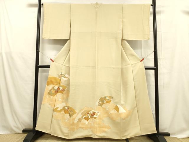 ■■■　サイズ　■■■ 身丈 158cm（肩から） 裄丈 64cm 袖丈 44.5cm　縫込み 5.5cm 袖幅 32cm 前幅 24cm 後幅 30cm 着物縫いこみ 内揚げ 2.5cm 裄 お袖側 約4.5cm　身頃側 約5.5cm ■■■　商品詳細　■■■ 【正絹・一つ紋】 状態は画像を添付しておりますので、そちらをご確認下さいますよう宜しくお願い致します。 大変上質な逸品になりますのでぜひお手入れをされてお召しになられてはいかがでしょうか。 お安く出品致しますので、是非この機会にいかがでしょうか？ ■■■　注意事項　■■■ ■モニター発色の具合により色合いが異なる場合がございます。 ■寸法は多少の誤差が生じる場合がございますのでご了承ください。 ■縫込みの長さが左右非対称の場合は短い部分を記載しております。 左右非対称であってもご返品・お値引き等の保証は出来かねますので、ご了承の上ご購入をお願い致します。 ■シミ等のチェックには注意を払っておりますが、見落としがある場合もございますし、個人の見解も様々ですので神経質な方のご購入はお控えください。 ■箪笥に入っておりました着物や帯なので畳みシワや匂いがあるものもございます。 ■お休みは基本的に土日祝となりますが、その他臨時でお休みする場合がございますのでご了承ください。 ■商品の発送は平日のみの発送となります。 ■夜間と土曜、日曜日はお問い合わせの回答が遅れる場合がございます。 ■当店では、お直し、紋入れ、お手入れ等は承っておりません。 ■生地の状態（ヤケ、経年劣化等）によってはサイズ直しが出来ない場合がございます。 その点もどうかご了承のうえ、ご購入をお願いいたします。 ■弊社で取り扱う商品は一点ものにつき、時期や在庫状況に応じて金額が変更となる場合がございます。 ■検針は行っておりません。予めご了承いただきますようお願いいたします。 ■【洗える着物】と記載のある商品におきましては、商品お届け後に洗濯を行ってしまってからのご返品にはご対応しかねます。 念の為、専門店でのお手入れをお願いいたします。 ■着物のサイズ目安は下記を参考ください↓ ＜女性着物＞　お端折り次第で＋5cm　−1cmが着用可能サイズ 　例）身丈170cmの場合、身長160cm〜175cm ＜男性着物＞　身丈＋約25cm〜27cm程が適応身長 　例）身丈155cmの場合、身長180〜182cm