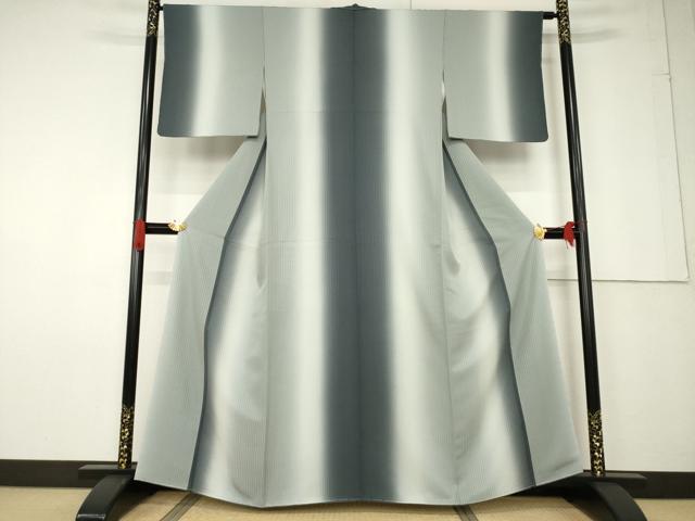 ■■■　サイズ　■■■ 身丈 160cm（肩から） 裄丈 64cm 袖丈 48cm　縫込み 5cm 袖幅 33cm 前幅 22cm 後幅 28cm 着物縫いこみ 内揚げ 5.5cm 裄 お袖側 約1cm　身頃側 約4cm ■■■　商品詳細　■■■ 【正絹】 状態は特に目立ったシミ汚れなどもなく大変良い状態です。 大変上質な逸品になります。 お安く出品致しますので、是非この機会にいかがでしょうか？ ■■■　注意事項　■■■ ■モニター発色の具合により色合いが異なる場合がございます。 ■寸法は多少の誤差が生じる場合がございますのでご了承ください。 ■縫込みの長さが左右非対称の場合は短い部分を記載しております。 左右非対称であってもご返品・お値引き等の保証は出来かねますので、ご了承の上ご購入をお願い致します。 ■シミ等のチェックには注意を払っておりますが、見落としがある場合もございますし、個人の見解も様々ですので神経質な方のご購入はお控えください。 ■箪笥に入っておりました着物や帯なので畳みシワや匂いがあるものもございます。 ■お休みは基本的に土日祝となりますが、その他臨時でお休みする場合がございますのでご了承ください。 ■商品の発送は平日のみの発送となります。 ■夜間と土曜、日曜日はお問い合わせの回答が遅れる場合がございます。 ■当店では、お直し、紋入れ、お手入れ等は承っておりません。 ■生地の状態（ヤケ、経年劣化等）によってはサイズ直しが出来ない場合がございます。 その点もどうかご了承のうえ、ご購入をお願いいたします。 ■弊社で取り扱う商品は一点ものにつき、時期や在庫状況に応じて金額が変更となる場合がございます。 ■検針は行っておりません。予めご了承いただきますようお願いいたします。 ■【洗える着物】と記載のある商品におきましては、商品お届け後に洗濯を行ってしまってからのご返品にはご対応しかねます。 念の為、専門店でのお手入れをお願いいたします。 ■着物のサイズ目安は下記を参考ください↓ ＜女性着物＞　お端折り次第で＋5cm　−1cmが着用可能サイズ 　例）身丈170cmの場合、身長160cm〜175cm ＜男性着物＞　身丈＋約25cm〜27cm程が適応身長 　例）身丈155cmの場合、身長180〜182cm