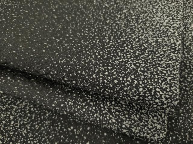 ■■■　サイズ　■■■ 身丈 157cm（肩から） 裄丈 66cm 袖丈 47cm　縫込み 9cm 袖幅 34cm 前幅 24cm 後幅 28cm 着物縫いこみ 内揚げ 11cm 裄 お袖側 約4cm　身頃側 約3cm ■■■　商品詳細　■■■ 【正絹・噓つき襦袢】 状態は接写画像のように袖口に薄い汚れがございますが その他特に目立ったシミ汚れなどもなく大変良い状態です。 大変上質な逸品になります。 お安く出品致しますので、是非この機会にいかがでしょうか？ ■■■　注意事項　■■■ ■モニター発色の具合により色合いが異なる場合がございます。 ■寸法は多少の誤差が生じる場合がございますのでご了承ください。 ■縫込みの長さが左右非対称の場合は短い部分を記載しております。 左右非対称であってもご返品・お値引き等の保証は出来かねますので、ご了承の上ご購入をお願い致します。 ■シミ等のチェックには注意を払っておりますが、見落としがある場合もございますし、個人の見解も様々ですので神経質な方のご購入はお控えください。 ■箪笥に入っておりました着物や帯なので畳みシワや匂いがあるものもございます。 ■お休みは基本的に土日祝となりますが、その他臨時でお休みする場合がございますのでご了承ください。 ■商品の発送は平日のみの発送となります。 ■夜間と土曜、日曜日はお問い合わせの回答が遅れる場合がございます。 ■当店では、お直し、紋入れ、お手入れ等は承っておりません。 ■生地の状態（ヤケ、経年劣化等）によってはサイズ直しが出来ない場合がございます。 その点もどうかご了承のうえ、ご購入をお願いいたします。 ■弊社で取り扱う商品は一点ものにつき、時期や在庫状況に応じて金額が変更となる場合がございます。 ■検針は行っておりません。予めご了承いただきますようお願いいたします。 ■【洗える着物】と記載のある商品におきましては、商品お届け後に洗濯を行ってしまってからのご返品にはご対応しかねます。 念の為、専門店でのお手入れをお願いいたします。 ■着物のサイズ目安は下記を参考ください↓ ＜女性着物＞　お端折り次第で＋5cm　−1cmが着用可能サイズ 　例）身丈170cmの場合、身長160cm〜175cm ＜男性着物＞　身丈＋約25cm〜27cm程が適応身長 　例）身丈155cmの場合、身長180〜182cm