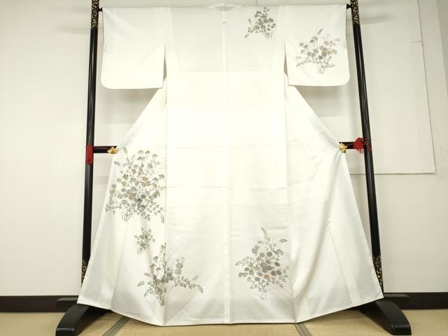 ■■■　サイズ　■■■ 身丈 152cm（肩から） 裄丈 65cm 袖丈 47cm　縫込み 7cm 袖幅 32cm 前幅 27cm 後幅 30cm 着物縫いこみ 内揚げ 0cm 裄 お袖側 約5cm　身頃側 約3cm ■■■　商品詳細　■■■ 【化繊・一つ紋】 状態は接写画像のように上前おくみにシミ、衿山に薄い汚れがございますが その他特に目立ったシミ汚れなどもなく大変良い状態です。 神楽坂にある最高級洗える着物専門店＜英＞はなぶさ。 お安く出品致しますので、是非この機会にいかがでしょうか？※ご自身で洗濯された場合の保証はできかねます。 専門店にご相談ください。 ■■■　注意事項　■■■ ■モニター発色の具合により色合いが異なる場合がございます。 ■寸法は多少の誤差が生じる場合がございますのでご了承ください。 ■縫込みの長さが左右非対称の場合は短い部分を記載しております。 左右非対称であってもご返品・お値引き等の保証は出来かねますので、ご了承の上ご購入をお願い致します。 ■シミ等のチェックには注意を払っておりますが、見落としがある場合もございますし、個人の見解も様々ですので神経質な方のご購入はお控えください。 ■箪笥に入っておりました着物や帯なので畳みシワや匂いがあるものもございます。 ■お休みは基本的に土日祝となりますが、その他臨時でお休みする場合がございますのでご了承ください。 ■商品の発送は平日のみの発送となります。 ■夜間と土曜、日曜日はお問い合わせの回答が遅れる場合がございます。 ■当店では、お直し、紋入れ、お手入れ等は承っておりません。 ■生地の状態（ヤケ、経年劣化等）によってはサイズ直しが出来ない場合がございます。 その点もどうかご了承のうえ、ご購入をお願いいたします。 ■弊社で取り扱う商品は一点ものにつき、時期や在庫状況に応じて金額が変更となる場合がございます。 ■検針は行っておりません。予めご了承いただきますようお願いいたします。 ■【洗える着物】と記載のある商品におきましては、商品お届け後に洗濯を行ってしまってからのご返品にはご対応しかねます。 念の為、専門店でのお手入れをお願いいたします。 ■着物のサイズ目安は下記を参考ください↓ ＜女性着物＞　お端折り次第で＋5cm　−1cmが着用可能サイズ 　例）身丈170cmの場合、身長160cm〜175cm ＜男性着物＞　身丈＋約25cm〜27cm程が適応身長 　例）身丈155cmの場合、身長180〜182cm