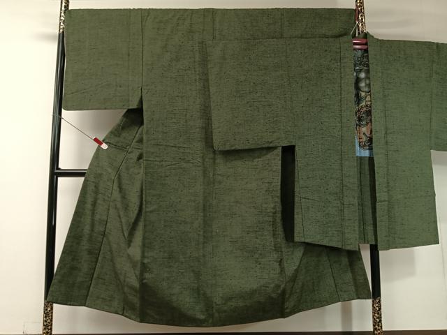 ■■■　サイズ　■■■ 【着物】 身丈 145cm（肩から） 裄丈 69cm 袖丈 51cm　縫込み 3cm 袖幅 36cm 前幅 26.5cm 後幅 30.5cm 着物縫いこみ 内揚げ 5.5cm 裄 お袖側 約2cm　身頃側 約3cm 【羽織】 身丈 92.5cm（肩から） 裄丈 70.5cm 袖丈 51cm　縫込み 2.5cm 袖幅 36cm 前幅 19.5cm 後幅 30.5cm 裄 お袖側 約2cm　身頃側 約3cm ■■■　商品詳細　■■■ 【正絹】 状態は特に目立ったシミ汚れなどもなく大変良い状態です。 大変上質な逸品になります。 お安く出品致しますので、是非この機会にいかがでしょうか？ ■■■　注意事項　■■■ ■モニター発色の具合により色合いが異なる場合がございます。 ■寸法は多少の誤差が生じる場合がございますのでご了承ください。 ■縫込みの長さが左右非対称の場合は短い部分を記載しております。 左右非対称であってもご返品・お値引き等の保証は出来かねますので、ご了承の上ご購入をお願い致します。 ■シミ等のチェックには注意を払っておりますが、見落としがある場合もございますし、個人の見解も様々ですので神経質な方のご購入はお控えください。 ■箪笥に入っておりました着物や帯なので畳みシワや匂いがあるものもございます。 ■お休みは基本的に土日祝となりますが、その他臨時でお休みする場合がございますのでご了承ください。 ■商品の発送は平日のみの発送となります。 ■夜間と土曜、日曜日はお問い合わせの回答が遅れる場合がございます。 ■当店では、お直し、紋入れ、お手入れ等は承っておりません。 ■生地の状態（ヤケ、経年劣化等）によってはサイズ直しが出来ない場合がございます。 その点もどうかご了承のうえ、ご購入をお願いいたします。 ■弊社で取り扱う商品は一点ものにつき、時期や在庫状況に応じて金額が変更となる場合がございます。 ■検針は行っておりません。予めご了承いただきますようお願いいたします。 ■【洗える着物】と記載のある商品におきましては、商品お届け後に洗濯を行ってしまってからのご返品にはご対応しかねます。 念の為、専門店でのお手入れをお願いいたします。 ■着物のサイズ目安は下記を参考ください↓ ＜女性着物＞　お端折り次第で＋5cm　−1cmが着用可能サイズ 　例）身丈170cmの場合、身長160cm〜175cm ＜男性着物＞　身丈＋約25cm〜27cm程が適応身長 　例）身丈155cmの場合、身長180〜182cm
