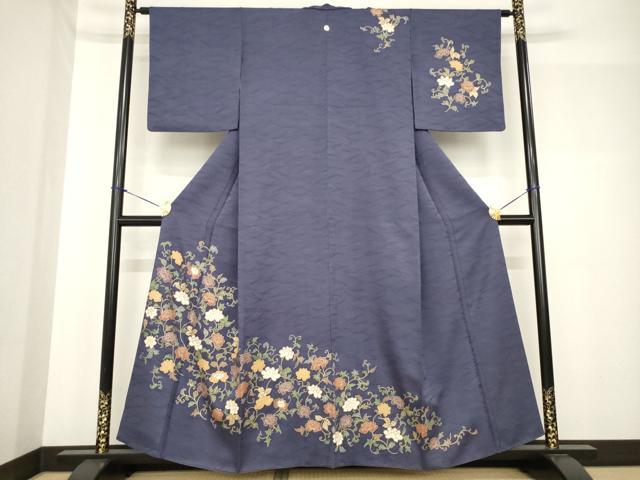 ■■■　サイズ　■■■ 身丈 156cm（肩から） 裄丈 63cm 袖丈 47cm　縫込み 5cm 袖幅 32cm 前幅 24cm 後幅 30cm 着物縫いこみ 内揚げ 5.5cm 裄 お袖側 約3cm　身頃側 約4cm ■■■　商品詳細　■■■ 【正絹・一つ紋】 状態は特に目立ったシミ汚れなどもなく大変良い状態です。 大変上質な逸品になります。 お安く出品致しますので、是非この機会にいかがでしょうか？ ■■■　注意事項　■■■ ■モニター発色の具合により色合いが異なる場合がございます。 ■寸法は多少の誤差が生じる場合がございますのでご了承ください。 ■縫込みの長さが左右非対称の場合は短い部分を記載しております。 左右非対称であってもご返品・お値引き等の保証は出来かねますので、ご了承の上ご購入をお願い致します。 ■シミ等のチェックには注意を払っておりますが、見落としがある場合もございますし、個人の見解も様々ですので神経質な方のご購入はお控えください。 ■箪笥に入っておりました着物や帯なので畳みシワや匂いがあるものもございます。 ■お休みは基本的に土日祝となりますが、その他臨時でお休みする場合がございますのでご了承ください。 ■商品の発送は平日のみの発送となります。 ■夜間と土曜、日曜日はお問い合わせの回答が遅れる場合がございます。 ■当店では、お直し、紋入れ、お手入れ等は承っておりません。 ■生地の状態（ヤケ、経年劣化等）によってはサイズ直しが出来ない場合がございます。 その点もどうかご了承のうえ、ご購入をお願いいたします。 ■弊社で取り扱う商品は一点ものにつき、時期や在庫状況に応じて金額が変更となる場合がございます。 ■検針は行っておりません。予めご了承いただきますようお願いいたします。 ■【洗える着物】と記載のある商品におきましては、商品お届け後に洗濯を行ってしまってからのご返品にはご対応しかねます。 念の為、専門店でのお手入れをお願いいたします。 ■着物のサイズ目安は下記を参考ください↓ ＜女性着物＞　お端折り次第で＋5cm　−1cmが着用可能サイズ 　例）身丈170cmの場合、身長160cm〜175cm ＜男性着物＞　身丈＋約25cm〜27cm程が適応身長 　例）身丈155cmの場合、身長180〜182cm