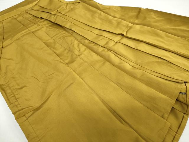 ■■■　サイズ　■■■ 紐下丈　約82.5cm ■■■　商品詳細　■■■ 【化繊】 状態は接写画像のように袴止めヘラにペン書きがございますが その他特に目立ったシミ汚れなどもなく大変良い状態です。 お安く出品致しますので、是非この機会にいかがでしょうか？※ご自身で洗濯された場合の保証はできかねます。 専門店にご相談ください。 ■■■　注意事項　■■■ ■モニター発色の具合により色合いが異なる場合がございます。 ■寸法は多少の誤差が生じる場合がございますのでご了承ください。 ■縫込みの長さが左右非対称の場合は短い部分を記載しております。 左右非対称であってもご返品・お値引き等の保証は出来かねますので、ご了承の上ご購入をお願い致します。 ■シミ等のチェックには注意を払っておりますが、見落としがある場合もございますし、個人の見解も様々ですので神経質な方のご購入はお控えください。 ■箪笥に入っておりました着物や帯なので畳みシワや匂いがあるものもございます。 ■お休みは基本的に土日祝となりますが、その他臨時でお休みする場合がございますのでご了承ください。 ■商品の発送は平日のみの発送となります。 ■夜間と土曜、日曜日はお問い合わせの回答が遅れる場合がございます。 ■当店では、お直し、紋入れ、お手入れ等は承っておりません。 ■生地の状態（ヤケ、経年劣化等）によってはサイズ直しが出来ない場合がございます。 その点もどうかご了承のうえ、ご購入をお願いいたします。 ■弊社で取り扱う商品は一点ものにつき、時期や在庫状況に応じて金額が変更となる場合がございます。 ■検針は行っておりません。予めご了承いただきますようお願いいたします。 ■【洗える着物】と記載のある商品におきましては、商品お届け後に洗濯を行ってしまってからのご返品にはご対応しかねます。 念の為、専門店でのお手入れをお願いいたします。 ■着物のサイズ目安は下記を参考ください↓ ＜女性着物＞　お端折り次第で＋5cm　−1cmが着用可能サイズ 　例）身丈170cmの場合、身長160cm〜175cm ＜男性着物＞　身丈＋約25cm〜27cm程が適応身長 　例）身丈155cmの場合、身長180〜182cm