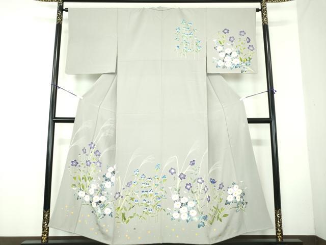 ■■■　サイズ　■■■ 身丈 154.5cm（肩から） 裄丈 64.5cm 袖丈 47.5cm　縫込み 4.5cm 袖幅 33.5cm 前幅 23.5cm 後幅 29cm 着物縫いこみ 内揚げ 8cm 裄 お袖側 約2cm　身頃側 約3.5cm ■■■　商品詳細　■■■ 【正絹】 状態は接写画像のように後身頃金彩部分に若干の剥がれ、柄部分に若干の薄いアク、衿に若干の薄い汚れがございますが その他特に目立ったシミ汚れなどもなく大変良い状態です。 大変上質な逸品になります。 お安く出品致しますので、是非この機会にいかがでしょうか？ ■■■　注意事項　■■■ ■モニター発色の具合により色合いが異なる場合がございます。 ■寸法は多少の誤差が生じる場合がございますのでご了承ください。 ■縫込みの長さが左右非対称の場合は短い部分を記載しております。 左右非対称であってもご返品・お値引き等の保証は出来かねますので、ご了承の上ご購入をお願い致します。 ■シミ等のチェックには注意を払っておりますが、見落としがある場合もございますし、個人の見解も様々ですので神経質な方のご購入はお控えください。 ■箪笥に入っておりました着物や帯なので畳みシワや匂いがあるものもございます。 ■お休みは基本的に土日祝となりますが、その他臨時でお休みする場合がございますのでご了承ください。 ■商品の発送は平日のみの発送となります。 ■夜間と土曜、日曜日はお問い合わせの回答が遅れる場合がございます。 ■当店では、お直し、紋入れ、お手入れ等は承っておりません。 ■生地の状態（ヤケ、経年劣化等）によってはサイズ直しが出来ない場合がございます。 その点もどうかご了承のうえ、ご購入をお願いいたします。 ■弊社で取り扱う商品は一点ものにつき、時期や在庫状況に応じて金額が変更となる場合がございます。 ■検針は行っておりません。予めご了承いただきますようお願いいたします。 ■【洗える着物】と記載のある商品におきましては、商品お届け後に洗濯を行ってしまってからのご返品にはご対応しかねます。 念の為、専門店でのお手入れをお願いいたします。 ■着物のサイズ目安は下記を参考ください↓ ＜女性着物＞　お端折り次第で＋5cm　−1cmが着用可能サイズ 　例）身丈170cmの場合、身長160cm〜175cm ＜男性着物＞　身丈＋約25cm〜27cm程が適応身長 　例）身丈155cmの場合、身長180〜182cm