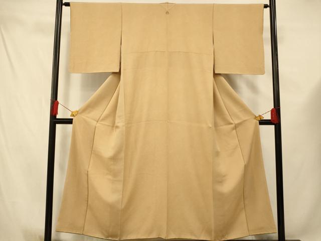 ■■■　サイズ　■■■ 身丈 150.5cm（肩から） 裄丈 62.5cm 袖丈 48.5cm　縫込み 5cm 袖幅 32.5cm 前幅 23cm 後幅 29cm 着物縫いこみ 内揚げ 8cm 裄 お袖側 約3cm　身頃側 約4cm ■■■　商品詳細　■■■ 【正絹・一つ紋】 詳細に関しましては、画像を添付しておりますのでそちらをご確認ください。 大変上質な逸品になります。 お安く出品致しますので、是非この機会にいかがでしょうか？ ■■■　注意事項　■■■ ■モニター発色の具合により色合いが異なる場合がございます。 ■寸法は多少の誤差が生じる場合がございますのでご了承ください。 ■縫込みの長さが左右非対称の場合は短い部分を記載しております。 左右非対称であってもご返品・お値引き等の保証は出来かねますので、ご了承の上ご購入をお願い致します。 ■シミ等のチェックには注意を払っておりますが、見落としがある場合もございますし、個人の見解も様々ですので神経質な方のご購入はお控えください。 ■箪笥に入っておりました着物や帯なので畳みシワや匂いがあるものもございます。 ■お休みは基本的に土日祝となりますが、その他臨時でお休みする場合がございますのでご了承ください。 ■商品の発送は平日のみの発送となります。 ■夜間と土曜、日曜日はお問い合わせの回答が遅れる場合がございます。 ■当店では、お直し、紋入れ、お手入れ等は承っておりません。 ■生地の状態（ヤケ、経年劣化等）によってはサイズ直しが出来ない場合がございます。 その点もどうかご了承のうえ、ご購入をお願いいたします。 ■弊社で取り扱う商品は一点ものにつき、時期や在庫状況に応じて金額が変更となる場合がございます。 ■検針は行っておりません。予めご了承いただきますようお願いいたします。 ■【洗える着物】と記載のある商品におきましては、商品お届け後に洗濯を行ってしまってからのご返品にはご対応しかねます。 念の為、専門店でのお手入れをお願いいたします。 ■着物のサイズ目安は下記を参考ください↓ ＜女性着物＞　お端折り次第で＋5cm　−1cmが着用可能サイズ 　例）身丈170cmの場合、身長160cm〜175cm ＜男性着物＞　身丈＋約25cm〜27cm程が適応身長 　例）身丈155cmの場合、身長180〜182cm