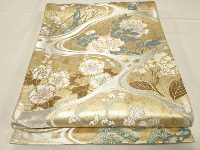 ■■■　サイズ　■■■ 長さ 430cm 幅 31cm程 ■■■　商品詳細　■■■ 【正絹】 状態は接写画像のように 柄止まりに薄い汚れがございますが その他特に目立ったシミ汚れなどもなく大変良い状態です。 着用時には見えない部分になるかと思いますのであまり気にならずお召になれるかと思います。 大変上質な逸品になります。 お安く出品致しますので、是非この機会にいかがでしょうか？ ■■■　注意事項　■■■ ■モニター発色の具合により色合いが異なる場合がございます。 ■寸法は多少の誤差が生じる場合がございますのでご了承ください。 ■縫込みの長さが左右非対称の場合は短い部分を記載しております。 左右非対称であってもご返品・お値引き等の保証は出来かねますので、ご了承の上ご購入をお願い致します。 ■シミ等のチェックには注意を払っておりますが、見落としがある場合もございますし、個人の見解も様々ですので神経質な方のご購入はお控えください。 ■箪笥に入っておりました着物や帯なので畳みシワや匂いがあるものもございます。 ■お休みは基本的に土日祝となりますが、その他臨時でお休みする場合がございますのでご了承ください。 ■商品の発送は平日のみの発送となります。 ■夜間と土曜、日曜日はお問い合わせの回答が遅れる場合がございます。 ■当店では、お直し、紋入れ、お手入れ等は承っておりません。 ■生地の状態（ヤケ、経年劣化等）によってはサイズ直しが出来ない場合がございます。 その点もどうかご了承のうえ、ご購入をお願いいたします。 ■弊社で取り扱う商品は一点ものにつき、時期や在庫状況に応じて金額が変更となる場合がございます。 ■検針は行っておりません。予めご了承いただきますようお願いいたします。 ■【洗える着物】と記載のある商品におきましては、商品お届け後に洗濯を行ってしまってからのご返品にはご対応しかねます。 念の為、専門店でのお手入れをお願いいたします。 ■着物のサイズ目安は下記を参考ください↓ ＜女性着物＞　お端折り次第で＋5cm　−1cmが着用可能サイズ 　例）身丈170cmの場合、身長160cm〜175cm ＜男性着物＞　身丈＋約25cm〜27cm程が適応身長 　例）身丈155cmの場合、身長180〜182cm