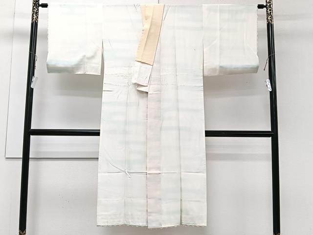 ■■■　サイズ　■■■ 身丈 129cm（肩から） 裄丈 63cm 袖丈 44cm　縫込み 4.5cm 袖幅 31.5cm 前幅 28cm 後幅 32cm 着物縫いこみ 内揚げ 3cm 裄 お袖側 約2cm　身頃側 約0cm ■■■　商品詳細　■■■ 【化繊】 詳細に関しましては、画像を添付しておりますのでそちらをご確認ください。 お安く出品致しますので、是非この機会にいかがでしょうか？※ご自身で洗濯された場合の保証はできかねます。 専門店にご相談ください。 ※若干着用シワがございます。 ■■■　注意事項　■■■ ■モニター発色の具合により色合いが異なる場合がございます。 ■寸法は多少の誤差が生じる場合がございますのでご了承ください。 ■縫込みの長さが左右非対称の場合は短い部分を記載しております。 左右非対称であってもご返品・お値引き等の保証は出来かねますので、ご了承の上ご購入をお願い致します。 ■シミ等のチェックには注意を払っておりますが、見落としがある場合もございますし、個人の見解も様々ですので神経質な方のご購入はお控えください。 ■箪笥に入っておりました着物や帯なので畳みシワや匂いがあるものもございます。 ■お休みは基本的に土日祝となりますが、その他臨時でお休みする場合がございますのでご了承ください。 ■商品の発送は平日のみの発送となります。 ■夜間と土曜、日曜日はお問い合わせの回答が遅れる場合がございます。 ■当店では、お直し、紋入れ、お手入れ等は承っておりません。 ■生地の状態（ヤケ、経年劣化等）によってはサイズ直しが出来ない場合がございます。 その点もどうかご了承のうえ、ご購入をお願いいたします。 ■弊社で取り扱う商品は一点ものにつき、時期や在庫状況に応じて金額が変更となる場合がございます。 ■検針は行っておりません。予めご了承いただきますようお願いいたします。 ■【洗える着物】と記載のある商品におきましては、商品お届け後に洗濯を行ってしまってからのご返品にはご対応しかねます。 念の為、専門店でのお手入れをお願いいたします。 ■着物のサイズ目安は下記を参考ください↓ ＜女性着物＞　お端折り次第で＋5cm　−1cmが着用可能サイズ 　例）身丈170cmの場合、身長160cm〜175cm ＜男性着物＞　身丈＋約25cm〜27cm程が適応身長 　例）身丈155cmの場合、身長180〜182cm