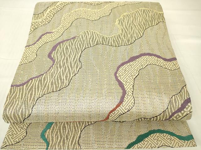 ■■■　サイズ　■■■ 長さ 428cm 幅 31cm程 ■■■　商品詳細　■■■ 【正絹】 状態は締めてはおりますが 特に目立ったシミ汚れなどもなく大変良い状態です。 大変上質な逸品になります。 お安く出品致しますので、是非この機会にいかがでしょうか？ ■■■　注意事項　■■■ ■モニター発色の具合により色合いが異なる場合がございます。 ■寸法は多少の誤差が生じる場合がございますのでご了承ください。 ■縫込みの長さが左右非対称の場合は短い部分を記載しております。 左右非対称であってもご返品・お値引き等の保証は出来かねますので、ご了承の上ご購入をお願い致します。 ■シミ等のチェックには注意を払っておりますが、見落としがある場合もございますし、個人の見解も様々ですので神経質な方のご購入はお控えください。 ■箪笥に入っておりました着物や帯なので畳みシワや匂いがあるものもございます。 ■お休みは基本的に土日祝となりますが、その他臨時でお休みする場合がございますのでご了承ください。 ■商品の発送は平日のみの発送となります。 ■夜間と土曜、日曜日はお問い合わせの回答が遅れる場合がございます。 ■当店では、お直し、紋入れ、お手入れ等は承っておりません。 ■生地の状態（ヤケ、経年劣化等）によってはサイズ直しが出来ない場合がございます。 その点もどうかご了承のうえ、ご購入をお願いいたします。 ■弊社で取り扱う商品は一点ものにつき、時期や在庫状況に応じて金額が変更となる場合がございます。 ■検針は行っておりません。予めご了承いただきますようお願いいたします。 ■【洗える着物】と記載のある商品におきましては、商品お届け後に洗濯を行ってしまってからのご返品にはご対応しかねます。 念の為、専門店でのお手入れをお願いいたします。 ■着物のサイズ目安は下記を参考ください↓ ＜女性着物＞　お端折り次第で＋5cm　−1cmが着用可能サイズ 　例）身丈170cmの場合、身長160cm〜175cm ＜男性着物＞　身丈＋約25cm〜27cm程が適応身長 　例）身丈155cmの場合、身長180〜182cm