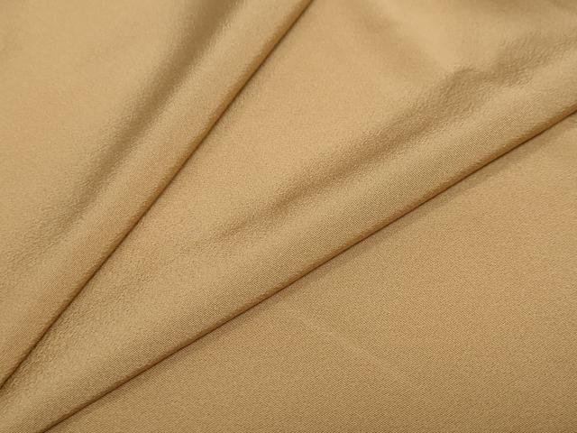 ■■■　サイズ　■■■ 身丈 163cm（肩から） 裄丈 72.5cm 袖丈 54.5cm　縫込み 5cm 袖幅 36.5cm 前幅 30.5cm 後幅 35.5cm 着物縫いこみ 内揚げ 7cm 裄 お袖側 約1cm　身頃側 約1cm ■■■　商品詳細　■■■ 【正絹・紋無し】 状態は特に目立ったシミ汚れなどもなく大変良い状態です。 大変上質な逸品になります。 お安く出品致しますので、是非この機会にいかがでしょうか？ ■■■　注意事項　■■■ ■モニター発色の具合により色合いが異なる場合がございます。 ■寸法は多少の誤差が生じる場合がございますのでご了承ください。 ■縫込みの長さが左右非対称の場合は短い部分を記載しております。 左右非対称であってもご返品・お値引き等の保証は出来かねますので、ご了承の上ご購入をお願い致します。 ■シミ等のチェックには注意を払っておりますが、見落としがある場合もございますし、個人の見解も様々ですので神経質な方のご購入はお控えください。 ■箪笥に入っておりました着物や帯なので畳みシワや匂いがあるものもございます。 ■お休みは基本的に土日祝となりますが、その他臨時でお休みする場合がございますのでご了承ください。 ■商品の発送は平日のみの発送となります。 ■夜間と土曜、日曜日はお問い合わせの回答が遅れる場合がございます。 ■当店では、お直し、紋入れ、お手入れ等は承っておりません。 ■生地の状態（ヤケ、経年劣化等）によってはサイズ直しが出来ない場合がございます。 その点もどうかご了承のうえ、ご購入をお願いいたします。 ■弊社で取り扱う商品は一点ものにつき、時期や在庫状況に応じて金額が変更となる場合がございます。 ■検針は行っておりません。予めご了承いただきますようお願いいたします。 ■【洗える着物】と記載のある商品におきましては、商品お届け後に洗濯を行ってしまってからのご返品にはご対応しかねます。 念の為、専門店でのお手入れをお願いいたします。 ■着物のサイズ目安は下記を参考ください↓ ＜女性着物＞　お端折り次第で＋5cm　−1cmが着用可能サイズ 　例）身丈170cmの場合、身長160cm〜175cm ＜男性着物＞　身丈＋約25cm〜27cm程が適応身長 　例）身丈155cmの場合、身長180〜182cm