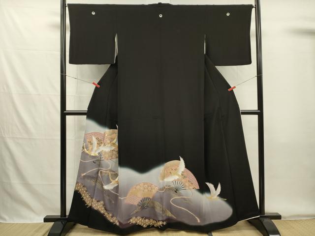 ■■■　サイズ　■■■ 身丈 161cm（肩から） 裄丈 66cm 袖丈 45cm　縫込み 5cm 袖幅 34.5cm 前幅 30cm 後幅 32.5cm 着物縫いこみ 内揚げ 8cm 裄 お袖側 約4.5cm　身頃側 約6cm ■■■　商品詳細　■■■ 【正絹・五つ紋・比翼仕立て】 状態は画像を添付しておりますので、そちらをご確認下さいますよう宜しくお願い致します。 大変上質な逸品になりますのでぜひお手入れをされてお召しになられてはいかがでしょうか。 お安く出品致しますので、是非この機会にいかがでしょうか？ ■■■　注意事項　■■■ ■モニター発色の具合により色合いが異なる場合がございます。 ■寸法は多少の誤差が生じる場合がございますのでご了承ください。 ■縫込みの長さが左右非対称の場合は短い部分を記載しております。 左右非対称であってもご返品・お値引き等の保証は出来かねますので、ご了承の上ご購入をお願い致します。 ■シミ等のチェックには注意を払っておりますが、見落としがある場合もございますし、個人の見解も様々ですので神経質な方のご購入はお控えください。 ■箪笥に入っておりました着物や帯なので畳みシワや匂いがあるものもございます。 ■お休みは基本的に土日祝となりますが、その他臨時でお休みする場合がございますのでご了承ください。 ■商品の発送は平日のみの発送となります。 ■夜間と土曜、日曜日はお問い合わせの回答が遅れる場合がございます。 ■当店では、お直し、紋入れ、お手入れ等は承っておりません。 ■生地の状態（ヤケ、経年劣化等）によってはサイズ直しが出来ない場合がございます。 その点もどうかご了承のうえ、ご購入をお願いいたします。 ■弊社で取り扱う商品は一点ものにつき、時期や在庫状況に応じて金額が変更となる場合がございます。 ■検針は行っておりません。予めご了承いただきますようお願いいたします。 ■【洗える着物】と記載のある商品におきましては、商品お届け後に洗濯を行ってしまってからのご返品にはご対応しかねます。 念の為、専門店でのお手入れをお願いいたします。 ■写真に写っている物が全てになります。それ以外の付属品はございませんのでご了承ください。 ■状態に関する写真につきましては、掲載可能な写真枚数に限りがあるため、各箇所につき1枚参考画像を掲載しております。 ■着物のサイズ目安は下記を参考ください↓ ＜女性着物＞　お端折り次第で＋5cm　－1cmが着用可能サイズ 　例）身丈170cmの場合、身長160cm～175cm ＜男性着物＞　身丈＋約25cm～27cm程が適応身長 　例）身丈155cmの場合、身長180～182cm