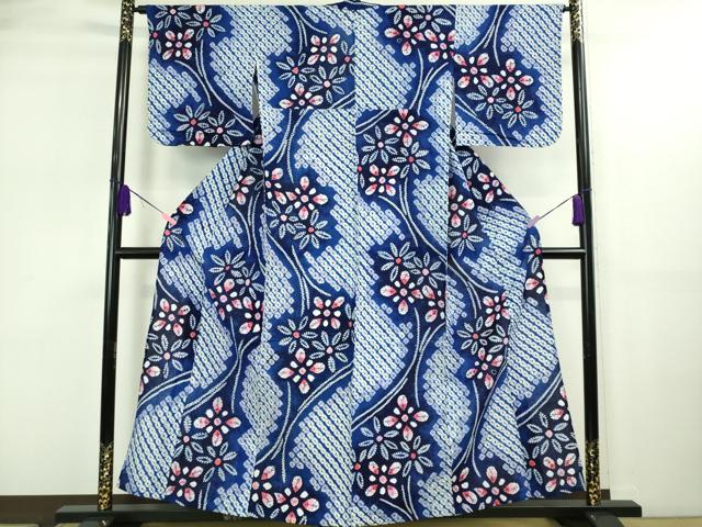 ■■■　サイズ　■■■ 身丈 156cm（肩から） 裄丈 65cm 袖丈 46cm　縫込み 2.5cm 袖幅 33.5cm 前幅 24cm 後幅 29.5cm 着物縫いこみ 内揚げ 3.5cm 裄 お袖側 約1cm　身頃側 約2cm ■■■　商品詳細　■■■ 【綿・バチ衿・未使用】 状態は特に目立ったシミ汚れなどもなく大変良い状態です。 人気の高い“有松鳴海絞り”の浴衣でございます。 “鳴海絞り”ならではの表情を生み出す立体感と 淡いぼかしで息を吹き込まれ、 今にも動き出しそうな迫力を放っております。 夏祭りや花火大会、これから増えるイベントに連れ立って、 より夏をお楽しみ下さいませ。 大変上質な極上の逸品になります。 お安く出品致しますので、是非この機会にいかがでしょうか？ 白場に絞り特有の若干のアクがございます。 ■■■　注意事項　■■■ ■モニター発色の具合により色合いが異なる場合がございます。 ■寸法は多少の誤差が生じる場合がございますのでご了承ください。 ■縫込みの長さが左右非対称の場合は短い部分を記載しております。 左右非対称であってもご返品・お値引き等の保証は出来かねますので、ご了承の上ご購入をお願い致します。 ■シミ等のチェックには注意を払っておりますが、見落としがある場合もございますし、個人の見解も様々ですので神経質な方のご購入はお控えください。 ■箪笥に入っておりました着物や帯なので畳みシワや匂いがあるものもございます。 ■お休みは基本的に土日祝となりますが、その他臨時でお休みする場合がございますのでご了承ください。 ■商品の発送は平日のみの発送となります。 ■夜間と土曜、日曜日はお問い合わせの回答が遅れる場合がございます。 ■当店では、お直し、紋入れ、お手入れ等は承っておりません。 ■生地の状態（ヤケ、経年劣化等）によってはサイズ直しが出来ない場合がございます。 その点もどうかご了承のうえ、ご購入をお願いいたします。 ■弊社で取り扱う商品は一点ものにつき、時期や在庫状況に応じて金額が変更となる場合がございます。 ■検針は行っておりません。予めご了承いただきますようお願いいたします。 ■【洗える着物】と記載のある商品におきましては、商品お届け後に洗濯を行ってしまってからのご返品にはご対応しかねます。 念の為、専門店でのお手入れをお願いいたします。 ■着物のサイズ目安は下記を参考ください↓ ＜女性着物＞　お端折り次第で＋5?　−10?が着用可能サイズ 　例）身丈170?の場合、身長160?〜175? ＜男性着物＞　身丈＋約25?〜27?程が適応身長 　例）身丈155?の場合、身長180〜182?