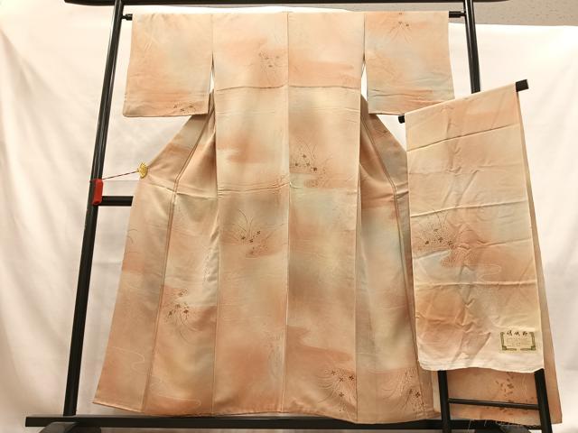 ■■■　サイズ　■■■ 身丈 153.5cm（肩から） 裄丈 64cm 袖丈 47cm　縫込み 4cm 袖幅 32cm 前幅 23cm 後幅 28cm 着物縫いこみ 内揚げ 0cm 裄 お袖側 約4cm　身頃側 約2.5cm ■■■　商品詳細　■■■ 【正絹】 状態は画像を添付しておりますので、そちらをご確認下さいますよう宜しくお願い致します。 大変上質な逸品になります。 お安く出品致しますので、是非この機会にいかがでしょうか？ ■■■　注意事項　■■■ ■モニター発色の具合により色合いが異なる場合がございます。 ■寸法は多少の誤差が生じる場合がございますのでご了承ください。 ■縫込みの長さが左右非対称の場合は短い部分を記載しております。 左右非対称であってもご返品・お値引き等の保証は出来かねますので、ご了承の上ご購入をお願い致します。 ■シミ等のチェックには注意を払っておりますが、見落としがある場合もございますし、個人の見解も様々ですので神経質な方のご購入はお控えください。 ■箪笥に入っておりました着物や帯なので畳みシワや匂いがあるものもございます。 ■お休みは基本的に土日祝となりますが、その他臨時でお休みする場合がございますのでご了承ください。 ■商品の発送は平日のみの発送となります。 ■夜間と土曜、日曜日はお問い合わせの回答が遅れる場合がございます。 ■当店では、お直し、紋入れ、お手入れ等は承っておりません。 ■生地の状態（ヤケ、経年劣化等）によってはサイズ直しが出来ない場合がございます。 その点もどうかご了承のうえ、ご購入をお願いいたします。 ■弊社で取り扱う商品は一点ものにつき、時期や在庫状況に応じて金額が変更となる場合がございます。 ■検針は行っておりません。予めご了承いただきますようお願いいたします。 ■【洗える着物】と記載のある商品におきましては、商品お届け後に洗濯を行ってしまってからのご返品にはご対応しかねます。 念の為、専門店でのお手入れをお願いいたします。 ■着物のサイズ目安は下記を参考ください↓ ＜女性着物＞　お端折り次第で＋5cm　−1cmが着用可能サイズ 　例）身丈170cmの場合、身長160cm〜175cm ＜男性着物＞　身丈＋約25cm〜27cm程が適応身長 　例）身丈155cmの場合、身長180〜182cm