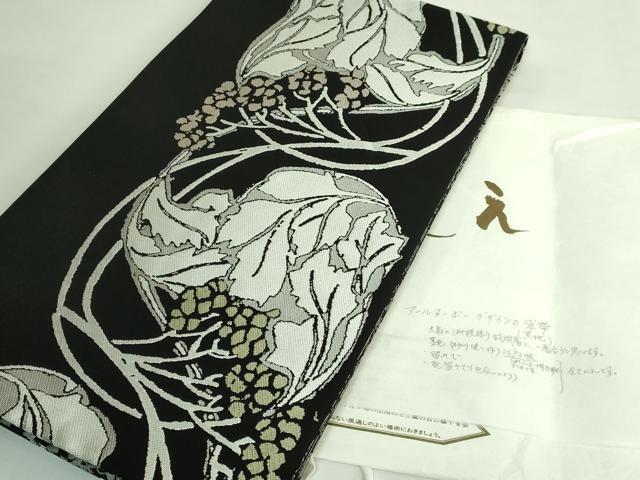 ■■■　サイズ　■■■ 長さ 446cm　幅 31cm程 ■■■　商品詳細　■■■ 【正絹】 状態は締めてはおりますが 特に目立ったシミ汚れなどもなく大変良い状態です。 大変上質な極上の逸品になります。 お安く出品致しますので、是非この機会にいかがでしょうか？ ■■■　注意事項　■■■ ■モニター発色の具合により色合いが異なる場合がございます。 ■寸法は多少の誤差が生じる場合がございますのでご了承ください。 ■縫込みの長さが左右非対称の場合は短い部分を記載しております。 左右非対称であってもご返品・お値引き等の保証は出来かねますので、ご了承の上ご購入をお願い致します。 ■シミ等のチェックには注意を払っておりますが、見落としがある場合もございますし、個人の見解も様々ですので神経質な方のご購入はお控えください。 ■箪笥に入っておりました着物や帯なので畳みシワや匂いがあるものもございます。 ■お休みは基本的に土日祝となりますが、その他臨時でお休みする場合がございますのでご了承ください。 ■商品の発送は平日のみの発送となります。 ■夜間と土曜、日曜日はお問い合わせの回答が遅れる場合がございます。 ■当店では、お直し、紋入れ、お手入れ等は承っておりません。 ■生地の状態（ヤケ、経年劣化等）によってはサイズ直しが出来ない場合がございます。 その点もどうかご了承のうえ、ご購入をお願いいたします。 ■弊社で取り扱う商品は一点ものにつき、時期や在庫状況に応じて金額が変更となる場合がございます。 ■検針は行っておりません。予めご了承いただきますようお願いいたします。 ■【洗える着物】と記載のある商品におきましては、商品お届け後に洗濯を行ってしまってからのご返品にはご対応しかねます。 念の為、専門店でのお手入れをお願いいたします。 ■着物のサイズ目安は下記を参考ください↓ ＜女性着物＞　お端折り次第で＋5?　−10?が着用可能サイズ 　例）身丈170?の場合、身長160?〜175? ＜男性着物＞　身丈＋約25?〜27?程が適応身長 　例）身丈155?の場合、身長180〜182?