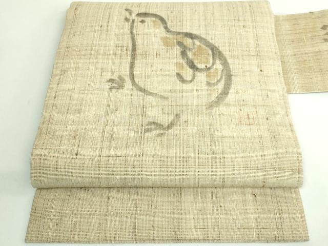 ■■■　サイズ　■■■ 長さ 347cm　幅 30.5cm程 ■■■　商品詳細　■■■ 【自然布】 状態は接写画像のように前柄に薄いシミがございますが その他特に目立ったシミ汚れなどもなく大変良い状態です。 あまり気にならずお召しになれるかと思います。 大変上質な極上の逸品になります。 お安く出品致しますので、是非この機会にいかがでしょうか？ ■■■　注意事項　■■■ ■モニター発色の具合により色合いが異なる場合がございます。 ■寸法は多少の誤差が生じる場合がございますのでご了承ください。 ■縫込みの長さが左右非対称の場合は短い部分を記載しております。 左右非対称であってもご返品・お値引き等の保証は出来かねますので、ご了承の上ご購入をお願い致します。 ■シミ等のチェックには注意を払っておりますが、見落としがある場合もございますし、個人の見解も様々ですので神経質な方のご購入はお控えください。 ■箪笥に入っておりました着物や帯なので畳みシワや匂いがあるものもございます。 ■お休みは基本的に土日祝となりますが、その他臨時でお休みする場合がございますのでご了承ください。 ■商品の発送は平日のみの発送となります。 ■夜間と土曜、日曜日はお問い合わせの回答が遅れる場合がございます。 ■当店では、お直し、紋入れ、お手入れ等は承っておりません。 ■生地の状態（ヤケ、経年劣化等）によってはサイズ直しが出来ない場合がございます。 その点もどうかご了承のうえ、ご購入をお願いいたします。 ■弊社で取り扱う商品は一点ものにつき、時期や在庫状況に応じて金額が変更となる場合がございます。 ■検針は行っておりません。予めご了承いただきますようお願いいたします。 ■【洗える着物】と記載のある商品におきましては、商品お届け後に洗濯を行ってしまってからのご返品にはご対応しかねます。 念の為、専門店でのお手入れをお願いいたします。 ■着物のサイズ目安は下記を参考ください↓ ＜女性着物＞　お端折り次第で＋5?　−10?が着用可能サイズ 　例）身丈170?の場合、身長160?〜175? ＜男性着物＞　身丈＋約25?〜27?程が適応身長 　例）身丈155?の場合、身長180〜182?