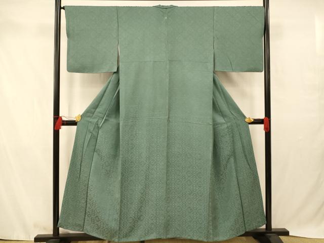 ■■■　サイズ　■■■ 身丈 155.5cm（肩から） 裄丈 67cm 袖丈 45.5cm　縫込み 5.5cm 袖幅 34cm 前幅 25cm 後幅 31.5cm 着物縫いこみ 内揚げ 3cm 裄 お袖側 約1.5cm　身頃側 約4cm ■■■　商品詳細　■■■ 【正絹・一つ紋】 状態は画像を添付しておりますので、そちらをご確認下さいますよう宜しくお願い致します。 大変上質な逸品になります。 お安く出品致しますので、是非この機会にいかがでしょうか？ ■■■　注意事項　■■■ ■モニター発色の具合により色合いが異なる場合がございます。 ■寸法は多少の誤差が生じる場合がございますのでご了承ください。 ■縫込みの長さが左右非対称の場合は短い部分を記載しております。 左右非対称であってもご返品・お値引き等の保証は出来かねますので、ご了承の上ご購入をお願い致します。 ■シミ等のチェックには注意を払っておりますが、見落としがある場合もございますし、個人の見解も様々ですので神経質な方のご購入はお控えください。 ■箪笥に入っておりました着物や帯なので畳みシワや匂いがあるものもございます。 ■お休みは基本的に土日祝となりますが、その他臨時でお休みする場合がございますのでご了承ください。 ■商品の発送は平日のみの発送となります。 ■夜間と土曜、日曜日はお問い合わせの回答が遅れる場合がございます。 ■当店では、お直し、紋入れ、お手入れ等は承っておりません。 ■生地の状態（ヤケ、経年劣化等）によってはサイズ直しが出来ない場合がございます。 その点もどうかご了承のうえ、ご購入をお願いいたします。 ■弊社で取り扱う商品は一点ものにつき、時期や在庫状況に応じて金額が変更となる場合がございます。 ■検針は行っておりません。予めご了承いただきますようお願いいたします。 ■【洗える着物】と記載のある商品におきましては、商品お届け後に洗濯を行ってしまってからのご返品にはご対応しかねます。 念の為、専門店でのお手入れをお願いいたします。 ■着物のサイズ目安は下記を参考ください↓ ＜女性着物＞　お端折り次第で＋5cm　−1cmが着用可能サイズ 　例）身丈170cmの場合、身長160cm〜175cm ＜男性着物＞　身丈＋約25cm〜27cm程が適応身長 　例）身丈155cmの場合、身長180〜182cm