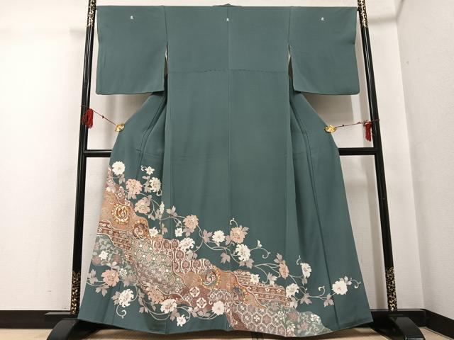 ■■■　サイズ　■■■ 身丈 158.5cm（肩から） 裄丈 66cm 袖丈 47.5cm　縫込み 2cm 袖幅 34cm 前幅 23cm 後幅 29cm 着物縫いこみ 内揚げ 4cm 裄 お袖側 約0cm　身頃側 約0cm ■■■　商品詳細　■■■ 【正絹・三つ紋】 状態は接写画像のように衿山・左袖後に薄い汚れがございますが その他特に目立ったシミ汚れなどもなく大変良い状態です。 大変上質な逸品になります。 お安く出品致しますので、是非この機会にいかがでしょうか？ ■■■　注意事項　■■■ ■モニター発色の具合により色合いが異なる場合がございます。 ■寸法は多少の誤差が生じる場合がございますのでご了承ください。 ■縫込みの長さが左右非対称の場合は短い部分を記載しております。 左右非対称であってもご返品・お値引き等の保証は出来かねますので、ご了承の上ご購入をお願い致します。 ■シミ等のチェックには注意を払っておりますが、見落としがある場合もございますし、個人の見解も様々ですので神経質な方のご購入はお控えください。 ■箪笥に入っておりました着物や帯なので畳みシワや匂いがあるものもございます。 ■お休みは基本的に土日祝となりますが、その他臨時でお休みする場合がございますのでご了承ください。 ■商品の発送は平日のみの発送となります。 ■夜間と土曜、日曜日はお問い合わせの回答が遅れる場合がございます。 ■当店では、お直し、紋入れ、お手入れ等は承っておりません。 ■生地の状態（ヤケ、経年劣化等）によってはサイズ直しが出来ない場合がございます。 その点もどうかご了承のうえ、ご購入をお願いいたします。 ■弊社で取り扱う商品は一点ものにつき、時期や在庫状況に応じて金額が変更となる場合がございます。 ■検針は行っておりません。予めご了承いただきますようお願いいたします。 ■【洗える着物】と記載のある商品におきましては、商品お届け後に洗濯を行ってしまってからのご返品にはご対応しかねます。 念の為、専門店でのお手入れをお願いいたします。 ■着物のサイズ目安は下記を参考ください↓ ＜女性着物＞　お端折り次第で＋5cm　−1cmが着用可能サイズ 　例）身丈170cmの場合、身長160cm〜175cm ＜男性着物＞　身丈＋約25cm〜27cm程が適応身長 　例）身丈155cmの場合、身長180〜182cm