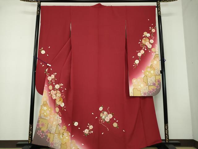 ■■■　サイズ　■■■ 身丈 161cm（肩から） 裄丈 67cm 袖丈 105.5cm　縫込み 9cm 袖幅 34.5cm 前幅 23cm 後幅 29cm 着物縫いこみ 内揚げ 10cm 裄 お袖側 約3cm　身頃側 約3.5cm ■■■　商品詳細　■■■ 【正絹】 状態は接写画像のように上前に若干の薄い汚れがございますが その他特に目立ったシミ汚れなどもなく大変良い状態です。 大変上質な逸品になります。 お安く出品致しますので、是非この機会にいかがでしょうか？ ■■■　注意事項　■■■ ■モニター発色の具合により色合いが異なる場合がございます。 ■寸法は多少の誤差が生じる場合がございますのでご了承ください。 ■縫込みの長さが左右非対称の場合は短い部分を記載しております。 左右非対称であってもご返品・お値引き等の保証は出来かねますので、ご了承の上ご購入をお願い致します。 ■シミ等のチェックには注意を払っておりますが、見落としがある場合もございますし、個人の見解も様々ですので神経質な方のご購入はお控えください。 ■箪笥に入っておりました着物や帯なので畳みシワや匂いがあるものもございます。 ■お休みは基本的に土日祝となりますが、その他臨時でお休みする場合がございますのでご了承ください。 ■商品の発送は平日のみの発送となります。 ■夜間と土曜、日曜日はお問い合わせの回答が遅れる場合がございます。 ■当店では、お直し、紋入れ、お手入れ等は承っておりません。 ■生地の状態（ヤケ、経年劣化等）によってはサイズ直しが出来ない場合がございます。 その点もどうかご了承のうえ、ご購入をお願いいたします。 ■弊社で取り扱う商品は一点ものにつき、時期や在庫状況に応じて金額が変更となる場合がございます。 ■検針は行っておりません。予めご了承いただきますようお願いいたします。 ■【洗える着物】と記載のある商品におきましては、商品お届け後に洗濯を行ってしまってからのご返品にはご対応しかねます。 念の為、専門店でのお手入れをお願いいたします。 ■着物のサイズ目安は下記を参考ください↓ ＜女性着物＞　お端折り次第で＋5cm　−1cmが着用可能サイズ 　例）身丈170cmの場合、身長160cm〜175cm ＜男性着物＞　身丈＋約25cm〜27cm程が適応身長 　例）身丈155cmの場合、身長180〜182cm