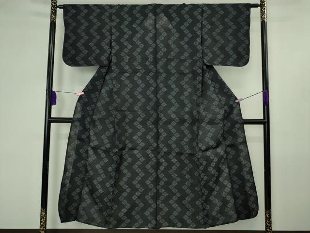 ■■■　サイズ　■■■ 身丈 147cm（肩から） 裄丈 63cm 袖丈 43.5cm 縫込み 11cm 袖幅 32.5cm 前幅 22.5cm 後幅 30.5cm 着物縫いこみ 内揚げ 0cm 裄 お袖側 約 2cm　身頃側 約 2cm ■■■　商品詳細　■■■ 【苧麻・バチ衿】 状態は接写画像のように 衿山にシミがございますが その他特に目立ったシミ汚れなどもなく大変良い状態です。 400年前、琉球王朝から功績を認められて栄進した 夫のために妻が上布を織り、お礼の意味で王に献上したのが、 宮古上布の始まりとされております。 格調高い品位にあふれ 昭和53年には国の重要無形文化財の指定を受けています。 手績み本来の素朴なあたたかみ、麻とは思えないほどのしなやかさ そして、ハリのある強さ 究極の憧れ、日本四大上布のひとつ「宮古上布」 宮古上布は、まず糸づくりから製作が始まっており、 大切に育てた苧麻の繊維を指や爪を使って細く裂いて それを指で丁寧に撚り紡いで糸にして、そして図案にそって絣括りし 天然染料の藍や福木によって染色、そして丁寧に手織りされ 「洗濯」と呼ばれる仕上げの加工、糊付けと砧打ち(きぬたうち)を 行う至高の手作り品となっております。 そして非常に軽く、素晴らしい弾力性と光沢をもつ最高のお品に仕上がります。 ひんやりとした格別の肌触りは宮古上布ならでは。 熟練者でも1日に30cm前後しか織り進まない細かな絣合わせにて 上品で美しい花菱重ね文様が織り出された黒藍地 自然の恵みと人の手の努力によって生まれた美しいお品で、 苧麻を育てる事からこだわって織り上げられました。 夏衣の最高峰と言われる極上の着心地をどうぞお楽しみ下さいませ。 大変上質な極上の逸品になります。 お安く出品致しますので、是非この機会にいかがでしょうか？ ■■■　注意事項　■■■ ■モニター発色の具合により色合いが異なる場合がございます。 ■寸法は多少の誤差が生じる場合がございますのでご了承ください。 ■縫込みの長さが左右非対称の場合は短い部分を記載しております。 左右非対称であってもご返品・お値引き等の保証は出来かねますので、ご了承の上ご購入をお願い致します。 ■シミ等のチェックには注意を払っておりますが、見落としがある場合もございますし、個人の見解も様々ですので神経質な方のご購入はお控えください。 ■箪笥に入っておりました着物や帯なので畳みシワや匂いがあるものもございます。 ■お休みは基本的に土日祝となりますが、その他臨時でお休みする場合がございますのでご了承ください。 ■商品の発送は平日のみの発送となります。 ■夜間と土曜、日曜日はお問い合わせの回答が遅れる場合がございます。 ■当店では、お直し、紋入れ、お手入れ等は承っておりません。 ■生地の状態（ヤケ、経年劣化等）によってはサイズ直しが出来ない場合がございます。 その点もどうかご了承のうえ、ご購入をお願いいたします。 ■弊社で取り扱う商品は一点ものにつき、時期や在庫状況に応じて金額が変更となる場合がございます。 ■検針は行っておりません。予めご了承いただきますようお願いいたします。 ■【洗える着物】と記載のある商品におきましては、商品お届け後に洗濯を行ってしまってからのご返品にはご対応しかねます。 念の為、専門店でのお手入れをお願いいたします。 ■着物のサイズ目安は下記を参考ください↓ ＜女性着物＞　お端折り次第で＋5?　−10?が着用可能サイズ 　例）身丈170?の場合、身長160?〜175? ＜男性着物＞　身丈＋約25?〜27?程が適応身長 　例）身丈155?の場合、身長180〜182?