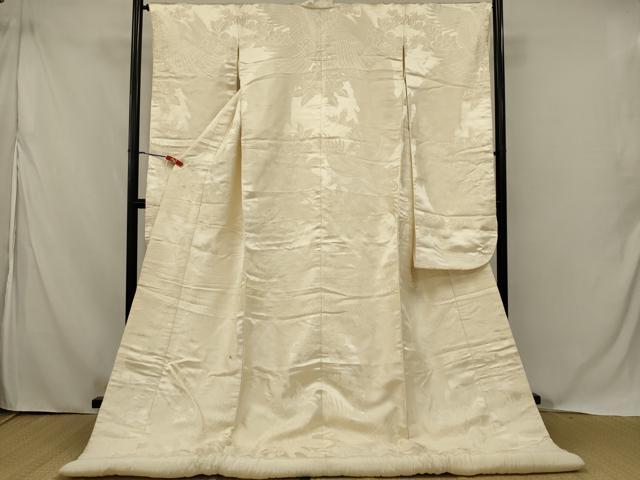 ■■■　サイズ　■■■ 身丈 186cm（肩から） 裄丈 66cm 袖丈 102.5cm　縫込み 5.5cm 袖幅 32.5cm 前幅 28.5cm 後幅 29cm 着物縫いこみ 内揚げ 0cm 裄 お袖側 約1cm　身頃側 約2cm ■■■　商品詳細　■■■ 【正絹・ふき綿仕立て】 状態は接写画像のように表地に薄い汚れ、ふき綿部分に汚れがございますが その他特に目立ったシミ汚れなどもなく大変良い状態です。 大変上質な逸品になります。 お安く出品致しますので、是非この機会にいかがでしょうか？ ■■■　注意事項　■■■ ■モニター発色の具合により色合いが異なる場合がございます。 ■寸法は多少の誤差が生じる場合がございますのでご了承ください。 ■縫込みの長さが左右非対称の場合は短い部分を記載しております。 左右非対称であってもご返品・お値引き等の保証は出来かねますので、ご了承の上ご購入をお願い致します。 ■シミ等のチェックには注意を払っておりますが、見落としがある場合もございますし、個人の見解も様々ですので神経質な方のご購入はお控えください。 ■箪笥に入っておりました着物や帯なので畳みシワや匂いがあるものもございます。 ■お休みは基本的に土日祝となりますが、その他臨時でお休みする場合がございますのでご了承ください。 ■商品の発送は平日のみの発送となります。 ■夜間と土曜、日曜日はお問い合わせの回答が遅れる場合がございます。 ■当店では、お直し、紋入れ、お手入れ等は承っておりません。 ■生地の状態（ヤケ、経年劣化等）によってはサイズ直しが出来ない場合がございます。 その点もどうかご了承のうえ、ご購入をお願いいたします。 ■弊社で取り扱う商品は一点ものにつき、時期や在庫状況に応じて金額が変更となる場合がございます。 ■検針は行っておりません。予めご了承いただきますようお願いいたします。 ■【洗える着物】と記載のある商品におきましては、商品お届け後に洗濯を行ってしまってからのご返品にはご対応しかねます。 念の為、専門店でのお手入れをお願いいたします。 ■写真に写っている物が全てになります。 それ以外の付属品はございませんのでご了承ください。 ■状態に関する写真につきましては、掲載可能な写真枚数に限りがあるため、 各箇所につき1枚参考画像を掲載しております。 ■着物のサイズ目安は下記を参考ください↓ ＜女性着物＞　お端折り次第で＋5cm　−10cmが着用可能サイズ 　例）身丈170cmの場合、身長160cm〜175cm ＜男性着物＞　身丈＋約25cm〜27cm程が適応身長 　例）身丈155cmの場合、身長180cm〜182cm