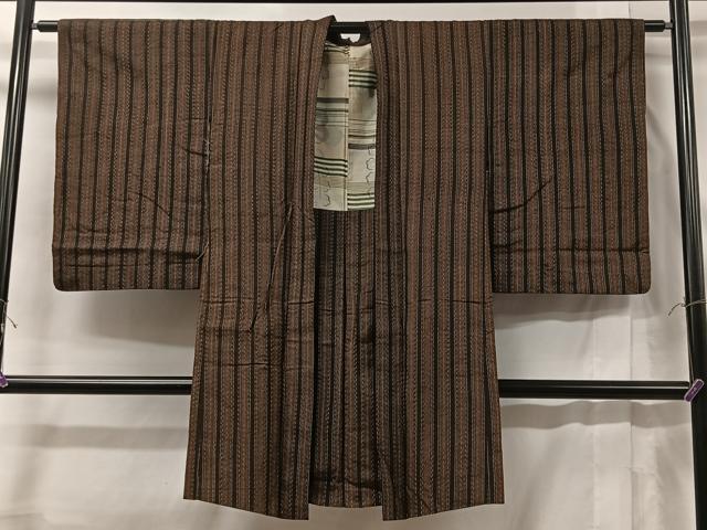 ■■■　サイズ　■■■ 身丈 99cm（肩から） 裄丈 62cm 袖丈 59cm　縫込み 4cm 袖幅 32.5cm 前幅 17.5cm 後幅 29.5cm 裄 お袖側 約3cm　身頃側 約4.5cm ■■■　商品詳細　■■■ 【正絹】 状態は接写画像のように左袖前・羽裏に汚れがございますが その他特に目立ったシミ汚れなどもなく大変良い状態です。 大変上質な逸品になります。 お安く出品致しますので、是非この機会にいかがでしょうか？ ■■■　注意事項　■■■ ■モニター発色の具合により色合いが異なる場合がございます。 ■寸法は多少の誤差が生じる場合がございますのでご了承ください。 ■縫込みの長さが左右非対称の場合は短い部分を記載しております。 左右非対称であってもご返品・お値引き等の保証は出来かねますので、ご了承の上ご購入をお願い致します。 ■シミ等のチェックには注意を払っておりますが、見落としがある場合もございますし、個人の見解も様々ですので神経質な方のご購入はお控えください。 ■箪笥に入っておりました着物や帯なので畳みシワや匂いがあるものもございます。 ■お休みは基本的に土日祝となりますが、その他臨時でお休みする場合がございますのでご了承ください。 ■商品の発送は平日のみの発送となります。 ■夜間と土曜、日曜日はお問い合わせの回答が遅れる場合がございます。 ■当店では、お直し、紋入れ、お手入れ等は承っておりません。 ■生地の状態（ヤケ、経年劣化等）によってはサイズ直しが出来ない場合がございます。 その点もどうかご了承のうえ、ご購入をお願いいたします。 ■弊社で取り扱う商品は一点ものにつき、時期や在庫状況に応じて金額が変更となる場合がございます。 ■検針は行っておりません。予めご了承いただきますようお願いいたします。 ■【洗える着物】と記載のある商品におきましては、商品お届け後に洗濯を行ってしまってからのご返品にはご対応しかねます。 念の為、専門店でのお手入れをお願いいたします。 ■着物のサイズ目安は下記を参考ください↓ ＜女性着物＞　お端折り次第で＋5cm　−1cmが着用可能サイズ 　例）身丈170cmの場合、身長160cm〜175cm ＜男性着物＞　身丈＋約25cm〜27cm程が適応身長 　例）身丈155cmの場合、身長180〜182cm