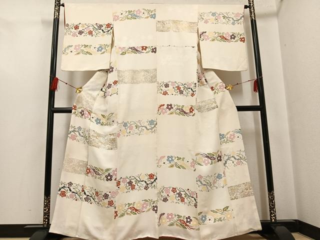■■■　サイズ　■■■ 身丈 161cm（肩から） 裄丈 64cm 袖丈 50cm　縫込み 3cm 袖幅 33cm 前幅 22.5cm 後幅 28.5cm 着物縫いこみ 内揚げ 1cm 裄 お袖側 約1cm　身頃側 約1cm ■■■　商品詳細　■■■ 【正絹】 状態は接写画像のように上前おくみ・衿先付近に汚れ、衿山に薄い汚れがございますが その他特に目立ったシミ汚れなどもなく大変良い状態です。 大変上質な逸品になります。 お安く出品致しますので、是非この機会にいかがでしょうか？ ■■■　注意事項　■■■ ■モニター発色の具合により色合いが異なる場合がございます。 ■寸法は多少の誤差が生じる場合がございますのでご了承ください。 ■縫込みの長さが左右非対称の場合は短い部分を記載しております。 左右非対称であってもご返品・お値引き等の保証は出来かねますので、ご了承の上ご購入をお願い致します。 ■シミ等のチェックには注意を払っておりますが、見落としがある場合もございますし、個人の見解も様々ですので神経質な方のご購入はお控えください。 ■箪笥に入っておりました着物や帯なので畳みシワや匂いがあるものもございます。 ■お休みは基本的に土日祝となりますが、その他臨時でお休みする場合がございますのでご了承ください。 ■商品の発送は平日のみの発送となります。 ■夜間と土曜、日曜日はお問い合わせの回答が遅れる場合がございます。 ■当店では、お直し、紋入れ、お手入れ等は承っておりません。 ■生地の状態（ヤケ、経年劣化等）によってはサイズ直しが出来ない場合がございます。 その点もどうかご了承のうえ、ご購入をお願いいたします。 ■弊社で取り扱う商品は一点ものにつき、時期や在庫状況に応じて金額が変更となる場合がございます。 ■検針は行っておりません。予めご了承いただきますようお願いいたします。 ■【洗える着物】と記載のある商品におきましては、商品お届け後に洗濯を行ってしまってからのご返品にはご対応しかねます。 念の為、専門店でのお手入れをお願いいたします。 ■着物のサイズ目安は下記を参考ください↓ ＜女性着物＞　お端折り次第で＋5cm　−1cmが着用可能サイズ 　例）身丈170cmの場合、身長160cm〜175cm ＜男性着物＞　身丈＋約25cm〜27cm程が適応身長 　例）身丈155cmの場合、身長180〜182cm