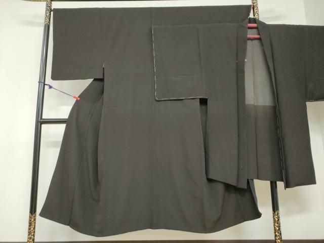 ■■■　サイズ　■■■ 【着物】 身丈 142.5cm（肩から） 裄丈 67cm 袖丈 52.5cm　縫込み 4cm 袖幅 34cm 前幅 27cm 後幅 30cm 着物縫いこみ 内揚げ 7cm 裄 お袖側 約1cm　身頃側 約1cm 【羽織】 身丈 99cm（肩から） 裄丈 66.5cm 袖丈 51cm　縫込み 4cm 袖幅 34.5cm 前幅 18.5cm 後幅 30.5cm 裄 お袖側 約1cm　身頃側 約3cm ■■■　商品詳細　■■■ 【正絹】 着物の状態は接写画像のように胴裏・衿に薄い汚れがございますが その他特に目立ったシミ汚れなどもなく大変良い状態です。 羽織の状態は特に目立ったシミ汚れなどもなく大変良い状態です。 大変上質な逸品になります。 お安く出品致しますので、是非この機会にいかがでしょうか？ ■■■　注意事項　■■■ ■モニター発色の具合により色合いが異なる場合がございます。 ■寸法は多少の誤差が生じる場合がございますのでご了承ください。 ■縫込みの長さが左右非対称の場合は短い部分を記載しております。 左右非対称であってもご返品・お値引き等の保証は出来かねますので、ご了承の上ご購入をお願い致します。 ■シミ等のチェックには注意を払っておりますが、見落としがある場合もございますし、個人の見解も様々ですので神経質な方のご購入はお控えください。 ■箪笥に入っておりました着物や帯なので畳みシワや匂いがあるものもございます。 ■お休みは基本的に土日祝となりますが、その他臨時でお休みする場合がございますのでご了承ください。 ■商品の発送は平日のみの発送となります。 ■夜間と土曜、日曜日はお問い合わせの回答が遅れる場合がございます。 ■当店では、お直し、紋入れ、お手入れ等は承っておりません。 ■生地の状態（ヤケ、経年劣化等）によってはサイズ直しが出来ない場合がございます。 その点もどうかご了承のうえ、ご購入をお願いいたします。 ■弊社で取り扱う商品は一点ものにつき、時期や在庫状況に応じて金額が変更となる場合がございます。 ■検針は行っておりません。予めご了承いただきますようお願いいたします。 ■【洗える着物】と記載のある商品におきましては、商品お届け後に洗濯を行ってしまってからのご返品にはご対応しかねます。 念の為、専門店でのお手入れをお願いいたします。 ■写真に写っている物が全てになります。それ以外の付属品はございませんのでご了承ください。 ■状態に関する写真につきましては、掲載可能な写真枚数に限りがあるため、各箇所につき1枚参考画像を掲載しております。 ■着物のサイズ目安は下記を参考ください↓ ＜女性着物＞　お端折り次第で＋5cm　−1cmが着用可能サイズ 　例）身丈170cmの場合、身長160cm〜175cm ＜男性着物＞　身丈＋約25cm〜27cm程が適応身長 　例）身丈155cmの場合、身長180〜182cm
