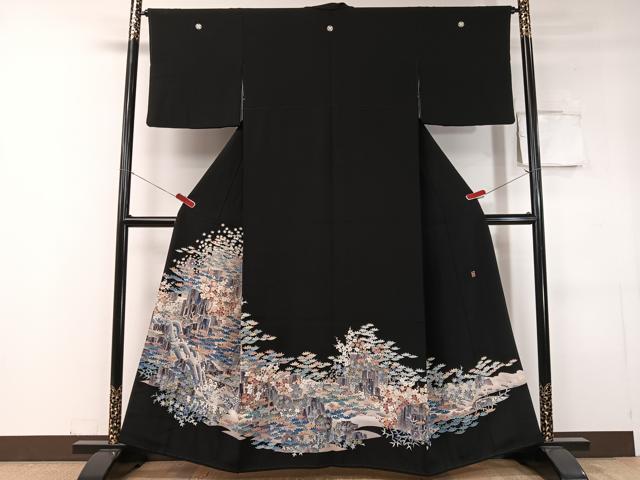 ■■■　サイズ　■■■ 身丈 161cm（肩から） 裄丈 65cm 袖丈 45.5cm　縫込み 6cm 袖幅 33.5cm 前幅 24.5cm 後幅 30cm 着物縫いこみ 内揚げ 7cm 裄 お袖側 約2.5cm　身頃側 約3.5cm ■■■　商品詳細　■■■ 【正絹・五つ紋・比翼仕立て】 状態は接写画像のように上前おくみ・上前に薄い汚れがございますが その他特に目立ったシミ汚れなどもなく大変良い状態です。 人間国宝である木村雨山、毎田仁郎、百貫華峰の系譜を継ぎ、 現代の作家さんの中でも高い評価を受けています。 加賀友禅は古くから加賀友禅地方独自の染色技法であった「加賀染」を基に、 宮崎友禅斎が享保年間(1718年頃)に新しく模様を取り入れたことに始まります。 特徴は、五彩といわれる藍・臙脂・黄土・草・古代紫を基調とした 暖かな色彩に、花鳥山水を描いた絵画的な構図、 そして模様の外側から内側へボカシを入れる技法にあります。 大変上質な逸品になります。 お安く出品致しますので、是非この機会にいかがでしょうか？ ■■■　注意事項　■■■ ■モニター発色の具合により色合いが異なる場合がございます。 ■寸法は多少の誤差が生じる場合がございますのでご了承ください。 ■縫込みの長さが左右非対称の場合は短い部分を記載しております。 左右非対称であってもご返品・お値引き等の保証は出来かねますので、ご了承の上ご購入をお願い致します。 ■シミ等のチェックには注意を払っておりますが、見落としがある場合もございますし、個人の見解も様々ですので神経質な方のご購入はお控えください。 ■箪笥に入っておりました着物や帯なので畳みシワや匂いがあるものもございます。 ■お休みは基本的に土日祝となりますが、その他臨時でお休みする場合がございますのでご了承ください。 ■商品の発送は平日のみの発送となります。 ■夜間と土曜、日曜日はお問い合わせの回答が遅れる場合がございます。 ■当店では、お直し、紋入れ、お手入れ等は承っておりません。 ■生地の状態（ヤケ、経年劣化等）によってはサイズ直しが出来ない場合がございます。 その点もどうかご了承のうえ、ご購入をお願いいたします。 ■弊社で取り扱う商品は一点ものにつき、時期や在庫状況に応じて金額が変更となる場合がございます。 ■検針は行っておりません。予めご了承いただきますようお願いいたします。 ■【洗える着物】と記載のある商品におきましては、商品お届け後に洗濯を行ってしまってからのご返品にはご対応しかねます。 念の為、専門店でのお手入れをお願いいたします。 ■着物のサイズ目安は下記を参考ください↓ ＜女性着物＞　お端折り次第で＋5cm　−1cmが着用可能サイズ 　例）身丈170cmの場合、身長160cm〜175cm ＜男性着物＞　身丈＋約25cm〜27cm程が適応身長 　例）身丈155cmの場合、身長180〜182cm