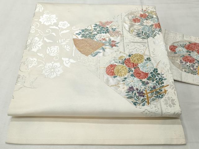 ■■■　サイズ　■■■ 長さ 364cm 幅 30cm程 ■■■　商品詳細　■■■ 【正絹】 詳細に関しましては、画像をご確認ください。 大変上質な逸品になります。 お安く出品致しますので、是非この機会にいかがでしょうか？ ■■■　注意事項　■■■ ■モニター発色の具合により色合いが異なる場合がございます。 ■寸法は多少の誤差が生じる場合がございますのでご了承ください。 ■縫込みの長さが左右非対称の場合は短い部分を記載しております。 左右非対称であってもご返品・お値引き等の保証は出来かねますので、ご了承の上ご購入をお願い致します。 ■シミ等のチェックには注意を払っておりますが、見落としがある場合もございますし、個人の見解も様々ですので神経質な方のご購入はお控えください。 ■箪笥に入っておりました着物や帯なので畳みシワや匂いがあるものもございます。 ■お休みは基本的に土日祝となりますが、その他臨時でお休みする場合がございますのでご了承ください。 ■商品の発送は平日のみの発送となります。 ■夜間と土曜、日曜日はお問い合わせの回答が遅れる場合がございます。 ■当店では、お直し、紋入れ、お手入れ等は承っておりません。 ■生地の状態（ヤケ、経年劣化等）によってはサイズ直しが出来ない場合がございます。 その点もどうかご了承のうえ、ご購入をお願いいたします。 ■弊社で取り扱う商品は一点ものにつき、時期や在庫状況に応じて金額が変更となる場合がございます。 ■検針は行っておりません。予めご了承いただきますようお願いいたします。 ■【洗える着物】と記載のある商品におきましては、商品お届け後に洗濯を行ってしまってからのご返品にはご対応しかねます。 念の為、専門店でのお手入れをお願いいたします。 ■写真に写っている物が全てになります。それ以外の付属品はございませんのでご了承ください。 ■状態に関する写真につきましては、掲載可能な写真枚数に限りがあるため、各箇所につき1枚参考画像を掲載しております。 ■着物のサイズ目安は下記を参考ください↓ ＜女性着物＞　お端折り次第で＋5cm　－1cmが着用可能サイズ 　例）身丈170cmの場合、身長160cm～175cm ＜男性着物＞　身丈＋約25cm～27cm程が適応身長 　例）身丈155cmの場合、身長180～182cm