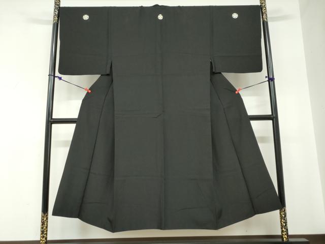 ■■■　サイズ　■■■ 身丈 142.5cm（肩から） 裄丈 69cm 袖丈 49cm　縫込み 4cm 袖幅 34.5cm 前幅 26.5cm 後幅 30.5cm 着物縫いこみ 内揚げ 5cm 裄 お袖側 約2cm　身頃側 約3cm ■■■　商品詳細　■■■ 【正絹・五つ紋】 状態は接写画像のように上前・後身頃・左袖前後・胴裏・衿に薄い汚れがございますが その他特に目立ったシミ汚れなどもなく大変良い状態です。 大変上質な逸品になります。 お安く出品致しますので、是非この機会にいかがでしょうか？ ■■■　注意事項　■■■ ■モニター発色の具合により色合いが異なる場合がございます。 ■寸法は多少の誤差が生じる場合がございますのでご了承ください。 ■縫込みの長さが左右非対称の場合は短い部分を記載しております。 左右非対称であってもご返品・お値引き等の保証は出来かねますので、ご了承の上ご購入をお願い致します。 ■シミ等のチェックには注意を払っておりますが、見落としがある場合もございますし、個人の見解も様々ですので神経質な方のご購入はお控えください。 ■箪笥に入っておりました着物や帯なので畳みシワや匂いがあるものもございます。 ■お休みは基本的に土日祝となりますが、その他臨時でお休みする場合がございますのでご了承ください。 ■商品の発送は平日のみの発送となります。 ■夜間と土曜、日曜日はお問い合わせの回答が遅れる場合がございます。 ■当店では、お直し、紋入れ、お手入れ等は承っておりません。 ■生地の状態（ヤケ、経年劣化等）によってはサイズ直しが出来ない場合がございます。 その点もどうかご了承のうえ、ご購入をお願いいたします。 ■弊社で取り扱う商品は一点ものにつき、時期や在庫状況に応じて金額が変更となる場合がございます。 ■検針は行っておりません。予めご了承いただきますようお願いいたします。 ■【洗える着物】と記載のある商品におきましては、商品お届け後に洗濯を行ってしまってからのご返品にはご対応しかねます。 念の為、専門店でのお手入れをお願いいたします。 ■着物のサイズ目安は下記を参考ください↓ ＜女性着物＞　お端折り次第で＋5cm　−1cmが着用可能サイズ 　例）身丈170cmの場合、身長160cm〜175cm ＜男性着物＞　身丈＋約25cm〜27cm程が適応身長 　例）身丈155cmの場合、身長180〜182cm