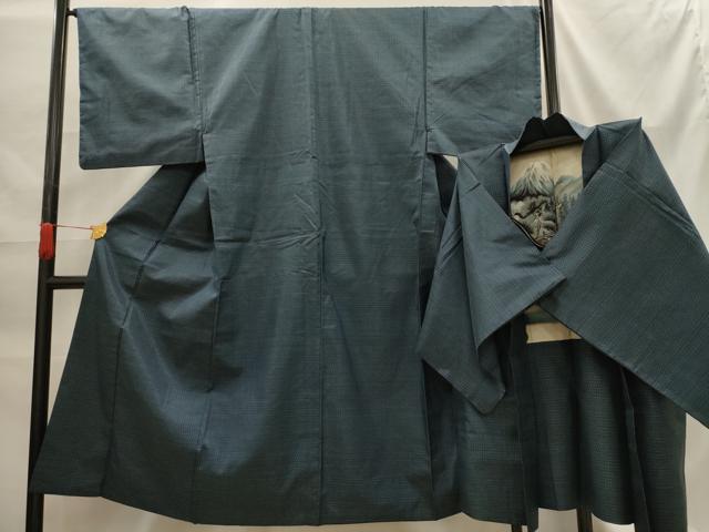 ■■■　サイズ　■■■ 【着物】 身丈 142cm（肩から） 裄丈 66cm 袖丈 47.5cm　縫込み 3cm 袖幅 33cm 前幅 26cm 後幅 31cm 着物縫いこみ 内揚げ 5.5cm 裄 お袖側 約1cm　身頃側 約0cm 【羽織】 身丈 90cm（肩から） 裄丈 68cm 袖丈 49cm　縫込み 3.5cm 袖幅 34cm 前幅 20cm 後幅 31.5cm 裄 お袖側 約0cm　身頃側 約0cm ■■■　商品詳細　■■■ 【正絹】 状態は画像を添付しておりますので、そちらをご確認下さいますよう宜しくお願い致します。 大変上質な逸品になります。 お安く出品致しますので、是非この機会にいかがでしょうか？ ■■■　注意事項　■■■ ■モニター発色の具合により色合いが異なる場合がございます。 ■寸法は多少の誤差が生じる場合がございますのでご了承ください。 ■縫込みの長さが左右非対称の場合は短い部分を記載しております。 左右非対称であってもご返品・お値引き等の保証は出来かねますので、ご了承の上ご購入をお願い致します。 ■シミ等のチェックには注意を払っておりますが、見落としがある場合もございますし、個人の見解も様々ですので神経質な方のご購入はお控えください。 ■箪笥に入っておりました着物や帯なので畳みシワや匂いがあるものもございます。 ■お休みは基本的に土日祝となりますが、その他臨時でお休みする場合がございますのでご了承ください。 ■商品の発送は平日のみの発送となります。 ■夜間と土曜、日曜日はお問い合わせの回答が遅れる場合がございます。 ■当店では、お直し、紋入れ、お手入れ等は承っておりません。 ■生地の状態（ヤケ、経年劣化等）によってはサイズ直しが出来ない場合がございます。 その点もどうかご了承のうえ、ご購入をお願いいたします。 ■弊社で取り扱う商品は一点ものにつき、時期や在庫状況に応じて金額が変更となる場合がございます。 ■検針は行っておりません。予めご了承いただきますようお願いいたします。 ■【洗える着物】と記載のある商品におきましては、商品お届け後に洗濯を行ってしまってからのご返品にはご対応しかねます。 念の為、専門店でのお手入れをお願いいたします。 ■着物のサイズ目安は下記を参考ください↓ ＜女性着物＞　お端折り次第で＋5cm　−1cmが着用可能サイズ 　例）身丈170cmの場合、身長160cm〜175cm ＜男性着物＞　身丈＋約25cm〜27cm程が適応身長 　例）身丈155cmの場合、身長180〜182cm