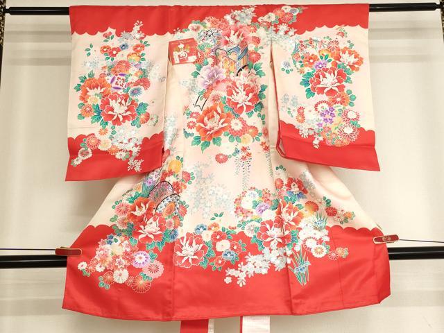 ■■■　サイズ　■■■ 【着物】 身丈 97.5cm（肩から） 裄丈 46cm 袖丈 56.5cm ■■■　商品詳細　■■■ 産着【正絹】の状態は接写画像のように表地所々・裏地に汚れがございます。 長襦袢【化繊】の状態は接写画像のように表地所々・裏地に汚れがございます。 大変上質な逸品になりますので、ぜひお手入れをされてお召しになられてはいかがでしょうか。 お安く出品致しますので、是非この機会にいかがでしょうか？ ※長襦袢は着物とセットになっております。 ■■■　注意事項　■■■ ■モニター発色の具合により色合いが異なる場合がございます。 ■寸法は多少の誤差が生じる場合がございますのでご了承ください。 ■縫込みの長さが左右非対称の場合は短い部分を記載しております。 左右非対称であってもご返品・お値引き等の保証は出来かねますので、ご了承の上ご購入をお願い致します。 ■シミ等のチェックには注意を払っておりますが、見落としがある場合もございますし、個人の見解も様々ですので神経質な方のご購入はお控えください。 ■箪笥に入っておりました着物や帯なので畳みシワや匂いがあるものもございます。 ■お休みは基本的に土日祝となりますが、その他臨時でお休みする場合がございますのでご了承ください。 ■商品の発送は平日のみの発送となります。 ■夜間と土曜、日曜日はお問い合わせの回答が遅れる場合がございます。 ■当店では、お直し、紋入れ、お手入れ等は承っておりません。 ■生地の状態（ヤケ、経年劣化等）によってはサイズ直しが出来ない場合がございます。 その点もどうかご了承のうえ、ご購入をお願いいたします。 ■弊社で取り扱う商品は一点ものにつき、時期や在庫状況に応じて金額が変更となる場合がございます。 ■検針は行っておりません。予めご了承いただきますようお願いいたします。 ■【洗える着物】と記載のある商品におきましては、商品お届け後に洗濯を行ってしまってからのご返品にはご対応しかねます。 念の為、専門店でのお手入れをお願いいたします。 ■写真に写っている物が全てになります。それ以外の付属品はございませんのでご了承ください。 ■状態に関する写真につきましては、掲載可能な写真枚数に限りがあるため、各箇所につき1枚参考画像を掲載しております。 ■着物のサイズ目安は下記を参考ください↓ ＜女性着物＞　お端折り次第で＋5cm　−1cmが着用可能サイズ 　例）身丈170cmの場合、身長160cm〜175cm ＜男性着物＞　身丈＋約25cm〜27cm程が適応身長 　例）身丈155cmの場合、身長180〜182cm