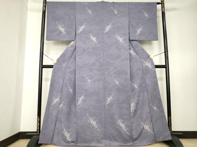 ■■■　サイズ　■■■ 身丈 166cm（肩から） 裄丈 65cm 袖丈 48cm　縫込み 4cm 袖幅 33cm 前幅 24cm 後幅 30cm 着物縫いこみ 内揚げ 2cm 裄 お袖側 約2cm　身頃側 約2cm ■■■　商品詳細　■■■ 【正絹】 状態は接写画像のように胴裏・衿山に薄い汚れがございますが その他特に目立ったシミ汚れなどもなく大変良い状態です。 大変上質な逸品になります。 お安く出品致しますので、是非この機会にいかがでしょうか？ ■■■　注意事項　■■■ ■モニター発色の具合により色合いが異なる場合がございます。 ■寸法は多少の誤差が生じる場合がございますのでご了承ください。 ■縫込みの長さが左右非対称の場合は短い部分を記載しております。 左右非対称であってもご返品・お値引き等の保証は出来かねますので、ご了承の上ご購入をお願い致します。 ■シミ等のチェックには注意を払っておりますが、見落としがある場合もございますし、個人の見解も様々ですので神経質な方のご購入はお控えください。 ■箪笥に入っておりました着物や帯なので畳みシワや匂いがあるものもございます。 ■お休みは基本的に土日祝となりますが、その他臨時でお休みする場合がございますのでご了承ください。 ■商品の発送は平日のみの発送となります。 ■夜間と土曜、日曜日はお問い合わせの回答が遅れる場合がございます。 ■当店では、お直し、紋入れ、お手入れ等は承っておりません。 ■生地の状態（ヤケ、経年劣化等）によってはサイズ直しが出来ない場合がございます。 その点もどうかご了承のうえ、ご購入をお願いいたします。 ■弊社で取り扱う商品は一点ものにつき、時期や在庫状況に応じて金額が変更となる場合がございます。 ■検針は行っておりません。予めご了承いただきますようお願いいたします。 ■【洗える着物】と記載のある商品におきましては、商品お届け後に洗濯を行ってしまってからのご返品にはご対応しかねます。 念の為、専門店でのお手入れをお願いいたします。 ■写真に写っている物が全てになります。それ以外の付属品はございませんのでご了承ください。 ■状態に関する写真につきましては、掲載可能な写真枚数に限りがあるため、各箇所につき1枚参考画像を掲載しております。 ■着物のサイズ目安は下記を参考ください↓ ＜女性着物＞　お端折り次第で＋5cm　−1cmが着用可能サイズ 　例）身丈170cmの場合、身長160cm〜175cm ＜男性着物＞　身丈＋約25cm〜27cm程が適応身長 　例）身丈155cmの場合、身長180〜182cm