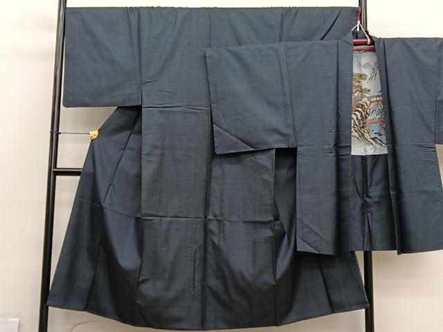 ■■■　サイズ　■■■ 【着物】 身丈 147cm（肩から） 裄丈 69cm 袖丈 49.5cm　縫込み 4cm 袖幅 36cm 前幅 26.5cm 後幅 30.5cm 着物縫いこみ 内揚げ 0cm 裄 お袖側 約1.5cm　身頃側 約1.5cm 【羽織】 身丈 95cm（肩から） 裄丈 70.5cm 袖丈 50cm　縫込み 5cm 袖幅 37cm 前幅 19cm 後幅 30.5cm 裄 お袖側 約2cm　身頃側 約3.5cm ■■■　商品詳細　■■■ 【正絹】 着物の状態は接写画像のように後身頃に若干のヤケがございます。 羽織の状態は接写画像のように両袖に若干のヤケがございます。 大変上質な逸品になりますのでぜひお手入れをされてお召しになられてはいかがでしょうか。 お安く出品致しますので、是非この機会にいかがでしょうか？ ■■■　注意事項　■■■ ■モニター発色の具合により色合いが異なる場合がございます。 ■寸法は多少の誤差が生じる場合がございますのでご了承ください。 ■縫込みの長さが左右非対称の場合は短い部分を記載しております。 左右非対称であってもご返品・お値引き等の保証は出来かねますので、ご了承の上ご購入をお願い致します。 ■シミ等のチェックには注意を払っておりますが、見落としがある場合もございますし、個人の見解も様々ですので神経質な方のご購入はお控えください。 ■箪笥に入っておりました着物や帯なので畳みシワや匂いがあるものもございます。 ■お休みは基本的に土日祝となりますが、その他臨時でお休みする場合がございますのでご了承ください。 ■商品の発送は平日のみの発送となります。 ■夜間と土曜、日曜日はお問い合わせの回答が遅れる場合がございます。 ■当店では、お直し、紋入れ、お手入れ等は承っておりません。 ■生地の状態（ヤケ、経年劣化等）によってはサイズ直しが出来ない場合がございます。 その点もどうかご了承のうえ、ご購入をお願いいたします。 ■弊社で取り扱う商品は一点ものにつき、時期や在庫状況に応じて金額が変更となる場合がございます。 ■検針は行っておりません。予めご了承いただきますようお願いいたします。 ■【洗える着物】と記載のある商品におきましては、商品お届け後に洗濯を行ってしまってからのご返品にはご対応しかねます。 念の為、専門店でのお手入れをお願いいたします。 ■写真に写っている物が全てになります。それ以外の付属品はございませんのでご了承ください。 ■状態に関する写真につきましては、掲載可能な写真枚数に限りがあるため、各箇所につき1枚参考画像を掲載しております。 ■着物のサイズ目安は下記を参考ください↓ ＜女性着物＞　お端折り次第で＋5cm　−1cmが着用可能サイズ 　例）身丈170cmの場合、身長160cm〜175cm ＜男性着物＞　身丈＋約25cm〜27cm程が適応身長 　例）身丈155cmの場合、身長180〜182cm