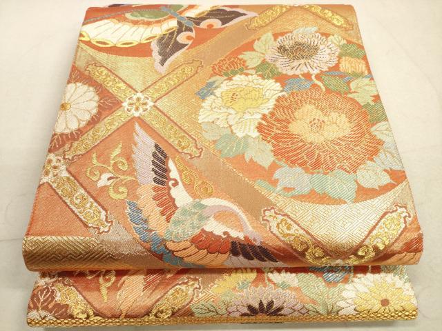 ■■■　サイズ　■■■ 長さ 426cm 幅 30.5cm程 ■■■　商品詳細　■■■ 【正絹・未仕立て】 詳細に関しましては、画像をご確認ください。 大変上質な逸品になります。 お安く出品致しますので、是非この機会にいかがでしょうか？ ■■■　注意事項　■■■ ■モニター発色の具合により色合いが異なる場合がございます。 ■寸法は多少の誤差が生じる場合がございますのでご了承ください。 ■縫込みの長さが左右非対称の場合は短い部分を記載しております。 左右非対称であってもご返品・お値引き等の保証は出来かねますので、ご了承の上ご購入をお願い致します。 ■シミ等のチェックには注意を払っておりますが、見落としがある場合もございますし、個人の見解も様々ですので神経質な方のご購入はお控えください。 ■箪笥に入っておりました着物や帯なので畳みシワや匂いがあるものもございます。 ■お休みは基本的に土日祝となりますが、その他臨時でお休みする場合がございますのでご了承ください。 ■商品の発送は平日のみの発送となります。 ■夜間と土曜、日曜日はお問い合わせの回答が遅れる場合がございます。 ■当店では、お直し、紋入れ、お手入れ等は承っておりません。 ■生地の状態（ヤケ、経年劣化等）によってはサイズ直しが出来ない場合がございます。 その点もどうかご了承のうえ、ご購入をお願いいたします。 ■弊社で取り扱う商品は一点ものにつき、時期や在庫状況に応じて金額が変更となる場合がございます。 ■検針は行っておりません。予めご了承いただきますようお願いいたします。 ■【洗える着物】と記載のある商品におきましては、商品お届け後に洗濯を行ってしまってからのご返品にはご対応しかねます。 念の為、専門店でのお手入れをお願いいたします。 ■着物のサイズ目安は下記を参考ください↓ ＜女性着物＞　お端折り次第で＋5cm　−1cmが着用可能サイズ 　例）身丈170cmの場合、身長160cm〜175cm ＜男性着物＞　身丈＋約25cm〜27cm程が適応身長 　例）身丈155cmの場合、身長180〜182cm