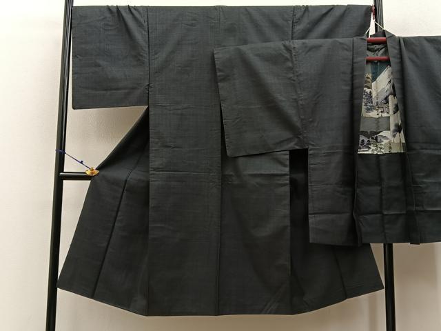 ■■■　サイズ　■■■ 【着物】 身丈 137cm（肩から） 裄丈 68.5cm 袖丈 49cm　縫込み 4cm 袖幅 34cm 前幅 24.5cm 後幅 31cm 着物縫いこみ 内揚げ 0cm 裄 お袖側 約1.5cm　身頃側 約1cm 【羽織】 身丈 89cm（肩から） 裄丈 70.5cm 袖丈 49cm　縫込み 4cm 袖幅 35cm 前幅 19cm 後幅 31cm 裄 お袖側 約1.5cm　身頃側 約0cm ■■■　商品詳細　■■■ 【正絹】 着物の状態はあまり目立ちませんが接写画像のように 後身頃に薄いシミがございます。 その他特に目立ったシミ汚れなどもなく大変良い状態です。 羽織の状態は特に目立ったシミ汚れなどもなく大変良い状態です。 大変上質な逸品になります。 お安く出品致しますので、是非この機会にいかがでしょうか？ ■■■　注意事項　■■■ ■モニター発色の具合により色合いが異なる場合がございます。 ■寸法は多少の誤差が生じる場合がございますのでご了承ください。 ■縫込みの長さが左右非対称の場合は短い部分を記載しております。 左右非対称であってもご返品・お値引き等の保証は出来かねますので、ご了承の上ご購入をお願い致します。 ■シミ等のチェックには注意を払っておりますが、見落としがある場合もございますし、個人の見解も様々ですので神経質な方のご購入はお控えください。 ■箪笥に入っておりました着物や帯なので畳みシワや匂いがあるものもございます。 ■お休みは基本的に土日祝となりますが、その他臨時でお休みする場合がございますのでご了承ください。 ■商品の発送は平日のみの発送となります。 ■夜間と土曜、日曜日はお問い合わせの回答が遅れる場合がございます。 ■当店では、お直し、紋入れ、お手入れ等は承っておりません。 ■生地の状態（ヤケ、経年劣化等）によってはサイズ直しが出来ない場合がございます。 その点もどうかご了承のうえ、ご購入をお願いいたします。 ■弊社で取り扱う商品は一点ものにつき、時期や在庫状況に応じて金額が変更となる場合がございます。 ■検針は行っておりません。予めご了承いただきますようお願いいたします。 ■【洗える着物】と記載のある商品におきましては、商品お届け後に洗濯を行ってしまってからのご返品にはご対応しかねます。 念の為、専門店でのお手入れをお願いいたします。 ■写真に写っている物が全てになります。それ以外の付属品はございませんのでご了承ください。 ■状態に関する写真につきましては、掲載可能な写真枚数に限りがあるため、各箇所につき1枚参考画像を掲載しております。 ■着物のサイズ目安は下記を参考ください↓ ＜女性着物＞　お端折り次第で＋5cm　−1cmが着用可能サイズ 　例）身丈170cmの場合、身長160cm〜175cm ＜男性着物＞　身丈＋約25cm〜27cm程が適応身長 　例）身丈155cmの場合、身長180〜182cm