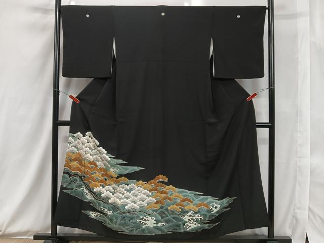 ■■■　サイズ　■■■ 身丈 154cm（肩から） 裄丈 66cm 袖丈 48cm　縫込み 4cm 袖幅 34cm 前幅 26cm 後幅 30cm 着物縫いこみ 内揚げ 8cm 裄 お袖側 約0cm　身頃側 約0cm ■■■　商品詳細　■■■ 【正絹・五つ紋・比翼仕立て】 状態は画像を添付しておりますので、そちらをご確認下さいますよう宜しくお願い致します。 大変上質な逸品になります。 お安く出品致しますので、是非この機会にいかがでしょうか？ ■■■　注意事項　■■■ ■モニター発色の具合により色合いが異なる場合がございます。 ■寸法は多少の誤差が生じる場合がございますのでご了承ください。 ■縫込みの長さが左右非対称の場合は短い部分を記載しております。 左右非対称であってもご返品・お値引き等の保証は出来かねますので、ご了承の上ご購入をお願い致します。 ■シミ等のチェックには注意を払っておりますが、見落としがある場合もございますし、個人の見解も様々ですので神経質な方のご購入はお控えください。 ■箪笥に入っておりました着物や帯なので畳みシワや匂いがあるものもございます。 ■お休みは基本的に土日祝となりますが、その他臨時でお休みする場合がございますのでご了承ください。 ■商品の発送は平日のみの発送となります。 ■夜間と土曜、日曜日はお問い合わせの回答が遅れる場合がございます。 ■当店では、お直し、紋入れ、お手入れ等は承っておりません。 ■生地の状態（ヤケ、経年劣化等）によってはサイズ直しが出来ない場合がございます。 その点もどうかご了承のうえ、ご購入をお願いいたします。 ■弊社で取り扱う商品は一点ものにつき、時期や在庫状況に応じて金額が変更となる場合がございます。 ■検針は行っておりません。予めご了承いただきますようお願いいたします。 ■【洗える着物】と記載のある商品におきましては、商品お届け後に洗濯を行ってしまってからのご返品にはご対応しかねます。 念の為、専門店でのお手入れをお願いいたします。 ■着物のサイズ目安は下記を参考ください↓ ＜女性着物＞　お端折り次第で＋5cm　−1cmが着用可能サイズ 　例）身丈170cmの場合、身長160cm〜175cm ＜男性着物＞　身丈＋約25cm〜27cm程が適応身長 　例）身丈155cmの場合、身長180〜182cm