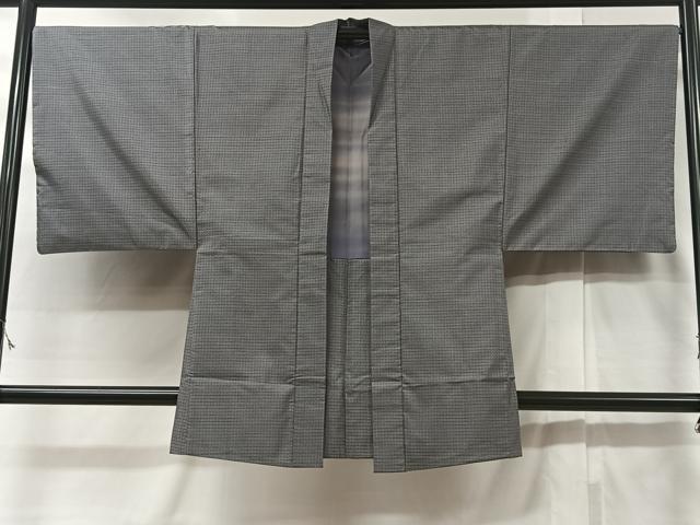 ■■■　サイズ　■■■ 身丈 88cm（肩から） 裄丈 68cm 袖丈 48cm　縫込み 3cm 袖幅 34cm 前幅 20cm 後幅 30.5cm 裄 お袖側 約3.5cm　身頃側 約3cm ■■■　商品詳細　■■■ 【正絹】 状態は特に目立ったシミ汚れなどもなく大変良い状態です。 大変上質な逸品になります。 お安く出品致しますので、是非この機会にいかがでしょうか？ ■■■　注意事項　■■■ ■モニター発色の具合により色合いが異なる場合がございます。 ■寸法は多少の誤差が生じる場合がございますのでご了承ください。 ■縫込みの長さが左右非対称の場合は短い部分を記載しております。 左右非対称であってもご返品・お値引き等の保証は出来かねますので、ご了承の上ご購入をお願い致します。 ■シミ等のチェックには注意を払っておりますが、見落としがある場合もございますし、個人の見解も様々ですので神経質な方のご購入はお控えください。 ■箪笥に入っておりました着物や帯なので畳みシワや匂いがあるものもございます。 ■お休みは基本的に土日祝となりますが、その他臨時でお休みする場合がございますのでご了承ください。 ■商品の発送は平日のみの発送となります。 ■夜間と土曜、日曜日はお問い合わせの回答が遅れる場合がございます。 ■当店では、お直し、紋入れ、お手入れ等は承っておりません。 ■生地の状態（ヤケ、経年劣化等）によってはサイズ直しが出来ない場合がございます。 その点もどうかご了承のうえ、ご購入をお願いいたします。 ■弊社で取り扱う商品は一点ものにつき、時期や在庫状況に応じて金額が変更となる場合がございます。 ■検針は行っておりません。予めご了承いただきますようお願いいたします。 ■【洗える着物】と記載のある商品におきましては、商品お届け後に洗濯を行ってしまってからのご返品にはご対応しかねます。 念の為、専門店でのお手入れをお願いいたします。 ■着物のサイズ目安は下記を参考ください↓ ＜女性着物＞　お端折り次第で＋5cm　−1cmが着用可能サイズ 　例）身丈170cmの場合、身長160cm〜175cm ＜男性着物＞　身丈＋約25cm〜27cm程が適応身長 　例）身丈155cmの場合、身長180〜182cm