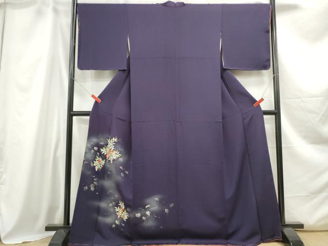 ■■■　サイズ　■■■ 身丈 169cm（肩から） 裄丈 67cm 袖丈 49cm　縫込み 4.5cm 袖幅 34cm 前幅 24.5cm 後幅 31cm 着物縫いこみ 内揚げ 0cm 裄 お袖側 約0cm　身頃側 約0cm ■■■　商品詳細　■■■ 【正絹】 状態は画像を添付しておりますので、そちらをご確認下さいますよう宜しくお願い致します。 大変上質な逸品になります。 お安く出品致しますので、是非この機会にいかがでしょうか？ ■■■　注意事項　■■■ ■モニター発色の具合により色合いが異なる場合がございます。 ■寸法は多少の誤差が生じる場合がございますのでご了承ください。 ■縫込みの長さが左右非対称の場合は短い部分を記載しております。 左右非対称であってもご返品・お値引き等の保証は出来かねますので、ご了承の上ご購入をお願い致します。 ■シミ等のチェックには注意を払っておりますが、見落としがある場合もございますし、個人の見解も様々ですので神経質な方のご購入はお控えください。 ■箪笥に入っておりました着物や帯なので畳みシワや匂いがあるものもございます。 ■お休みは基本的に土日祝となりますが、その他臨時でお休みする場合がございますのでご了承ください。 ■商品の発送は平日のみの発送となります。 ■夜間と土曜、日曜日はお問い合わせの回答が遅れる場合がございます。 ■当店では、お直し、紋入れ、お手入れ等は承っておりません。 ■生地の状態（ヤケ、経年劣化等）によってはサイズ直しが出来ない場合がございます。 その点もどうかご了承のうえ、ご購入をお願いいたします。 ■弊社で取り扱う商品は一点ものにつき、時期や在庫状況に応じて金額が変更となる場合がございます。 ■検針は行っておりません。予めご了承いただきますようお願いいたします。 ■【洗える着物】と記載のある商品におきましては、商品お届け後に洗濯を行ってしまってからのご返品にはご対応しかねます。 念の為、専門店でのお手入れをお願いいたします。 ■着物のサイズ目安は下記を参考ください↓ ＜女性着物＞　お端折り次第で＋5cm　−1cmが着用可能サイズ 　例）身丈170cmの場合、身長160cm〜175cm ＜男性着物＞　身丈＋約25cm〜27cm程が適応身長 　例）身丈155cmの場合、身長180〜182cm