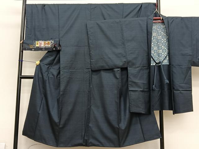 ■■■　サイズ　■■■ 【着物】 身丈 146cm（肩から） 裄丈 70cm 袖丈 51cm　縫込み 3cm 袖幅 36cm 前幅 24.5cm 後幅 30.5cm 着物縫いこみ 内揚げ 0cm 裄 お袖側 約3cm　身頃側 約4cm 【羽織】 身丈 94.5cm（肩から） 裄丈 71cm 袖丈 51.5cm　縫込み 3.5cm 袖幅 36cm 前幅 19cm 後幅 30.5cm 裄 お袖側 約3cm　身頃側 約3cm ■■■　商品詳細　■■■ 【正絹】 状態は特に目立ったシミ汚れなどもなく大変良い状態です。 大変上質な逸品になります。 お安く出品致しますので、是非この機会にいかがでしょうか？ ■■■　注意事項　■■■ ■モニター発色の具合により色合いが異なる場合がございます。 ■寸法は多少の誤差が生じる場合がございますのでご了承ください。 ■縫込みの長さが左右非対称の場合は短い部分を記載しております。 左右非対称であってもご返品・お値引き等の保証は出来かねますので、ご了承の上ご購入をお願い致します。 ■シミ等のチェックには注意を払っておりますが、見落としがある場合もございますし、個人の見解も様々ですので神経質な方のご購入はお控えください。 ■箪笥に入っておりました着物や帯なので畳みシワや匂いがあるものもございます。 ■お休みは基本的に土日祝となりますが、その他臨時でお休みする場合がございますのでご了承ください。 ■商品の発送は平日のみの発送となります。 ■夜間と土曜、日曜日はお問い合わせの回答が遅れる場合がございます。 ■当店では、お直し、紋入れ、お手入れ等は承っておりません。 ■生地の状態（ヤケ、経年劣化等）によってはサイズ直しが出来ない場合がございます。 その点もどうかご了承のうえ、ご購入をお願いいたします。 ■弊社で取り扱う商品は一点ものにつき、時期や在庫状況に応じて金額が変更となる場合がございます。 ■検針は行っておりません。予めご了承いただきますようお願いいたします。 ■【洗える着物】と記載のある商品におきましては、商品お届け後に洗濯を行ってしまってからのご返品にはご対応しかねます。 念の為、専門店でのお手入れをお願いいたします。 ■写真に写っている物が全てになります。それ以外の付属品はございませんのでご了承ください。 ■状態に関する写真につきましては、掲載可能な写真枚数に限りがあるため、各箇所につき1枚参考画像を掲載しております。 ■着物のサイズ目安は下記を参考ください↓ ＜女性着物＞　お端折り次第で＋5cm　−1cmが着用可能サイズ 　例）身丈170cmの場合、身長160cm〜175cm ＜男性着物＞　身丈＋約25cm〜27cm程が適応身長 　例）身丈155cmの場合、身長180〜182cm