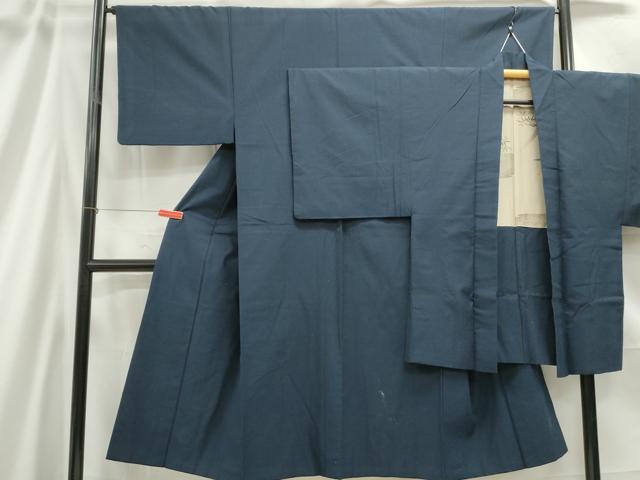 ■■■　サイズ　■■■ 【着物】 身丈 139cm（肩から） 裄丈 65cm 袖丈 45cm　縫込み 3cm 袖幅 33cm 前幅 24cm 後幅 30cm 着物縫いこみ 内揚げ 8cm 裄 お袖側 約3cm　身頃側 約3cm 【羽織】 身丈 86cm（肩から） 裄丈 66cm 袖丈 46cm　縫込み 3cm 袖幅 33cm 前幅 18cm 後幅 30cm 裄 お袖側 約2cm　身頃側 約3cm ■■■　商品詳細　■■■ 【正絹】 状態は画像を添付しておりますので、そちらをご確認下さいますよう宜しくお願い致します。 大変上質な逸品になります。 お安く出品致しますので、是非この機会にいかがでしょうか？ ■■■　注意事項　■■■ ■モニター発色の具合により色合いが異なる場合がございます。 ■寸法は多少の誤差が生じる場合がございますのでご了承ください。 ■縫込みの長さが左右非対称の場合は短い部分を記載しております。 左右非対称であってもご返品・お値引き等の保証は出来かねますので、ご了承の上ご購入をお願い致します。 ■シミ等のチェックには注意を払っておりますが、見落としがある場合もございますし、個人の見解も様々ですので神経質な方のご購入はお控えください。 ■箪笥に入っておりました着物や帯なので畳みシワや匂いがあるものもございます。 ■お休みは基本的に土日祝となりますが、その他臨時でお休みする場合がございますのでご了承ください。 ■商品の発送は平日のみの発送となります。 ■夜間と土曜、日曜日はお問い合わせの回答が遅れる場合がございます。 ■当店では、お直し、紋入れ、お手入れ等は承っておりません。 ■生地の状態（ヤケ、経年劣化等）によってはサイズ直しが出来ない場合がございます。 その点もどうかご了承のうえ、ご購入をお願いいたします。 ■弊社で取り扱う商品は一点ものにつき、時期や在庫状況に応じて金額が変更となる場合がございます。 ■検針は行っておりません。予めご了承いただきますようお願いいたします。 ■【洗える着物】と記載のある商品におきましては、商品お届け後に洗濯を行ってしまってからのご返品にはご対応しかねます。 念の為、専門店でのお手入れをお願いいたします。 ■着物のサイズ目安は下記を参考ください↓ ＜女性着物＞　お端折り次第で＋5cm　−1cmが着用可能サイズ 　例）身丈170cmの場合、身長160cm〜175cm ＜男性着物＞　身丈＋約25cm〜27cm程が適応身長 　例）身丈155cmの場合、身長180〜182cm