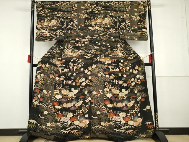 ■■■　サイズ　■■■ 身丈 163cm（肩から） 裄丈 67.5cm 袖丈 51cm　縫込み 5cm 袖幅 34cm 前幅 26.5cm 後幅 30.5cm 着物縫いこみ 内揚げ 0cm 裄 お袖側 約0cm　身頃側 約1cm ■■■　商品詳細　■■■ 【正絹】 状態は接写画像のように胴裏に点汚れがございますが その他特に目立ったシミ汚れなどもなく大変良い状態です。 大変上質な逸品になります。 お安く出品致しますので、是非この機会にいかがでしょうか？ ■■■　注意事項　■■■ ■モニター発色の具合により色合いが異なる場合がございます。 ■寸法は多少の誤差が生じる場合がございますのでご了承ください。 ■縫込みの長さが左右非対称の場合は短い部分を記載しております。 左右非対称であってもご返品・お値引き等の保証は出来かねますので、ご了承の上ご購入をお願い致します。 ■シミ等のチェックには注意を払っておりますが、見落としがある場合もございますし、個人の見解も様々ですので神経質な方のご購入はお控えください。 ■箪笥に入っておりました着物や帯なので畳みシワや匂いがあるものもございます。 ■お休みは基本的に土日祝となりますが、その他臨時でお休みする場合がございますのでご了承ください。 ■商品の発送は平日のみの発送となります。 ■夜間と土曜、日曜日はお問い合わせの回答が遅れる場合がございます。 ■当店では、お直し、紋入れ、お手入れ等は承っておりません。 ■生地の状態（ヤケ、経年劣化等）によってはサイズ直しが出来ない場合がございます。 その点もどうかご了承のうえ、ご購入をお願いいたします。 ■弊社で取り扱う商品は一点ものにつき、時期や在庫状況に応じて金額が変更となる場合がございます。 ■検針は行っておりません。予めご了承いただきますようお願いいたします。 ■【洗える着物】と記載のある商品におきましては、商品お届け後に洗濯を行ってしまってからのご返品にはご対応しかねます。 念の為、専門店でのお手入れをお願いいたします。 ■着物のサイズ目安は下記を参考ください↓ ＜女性着物＞　お端折り次第で＋5cm　−1cmが着用可能サイズ 　例）身丈170cmの場合、身長160cm〜175cm ＜男性着物＞　身丈＋約25cm〜27cm程が適応身長 　例）身丈155cmの場合、身長180〜182cm